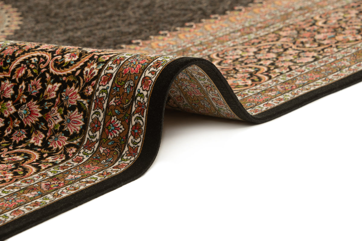 Rechteck Teppich Ghom Design in Schwarz von Hadorn™ - Lifestyle Image