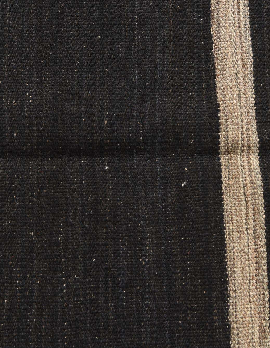 Rechteck Handgeflochten Teppich Kelim Modern in Schwarz von Hadorn™ - Lifestyle Image