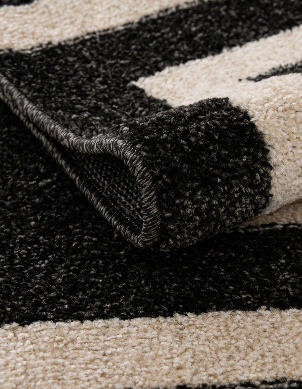Rechteck Teppich Greek Key in Schwarz von Hadorn™ - Lifestyle Image