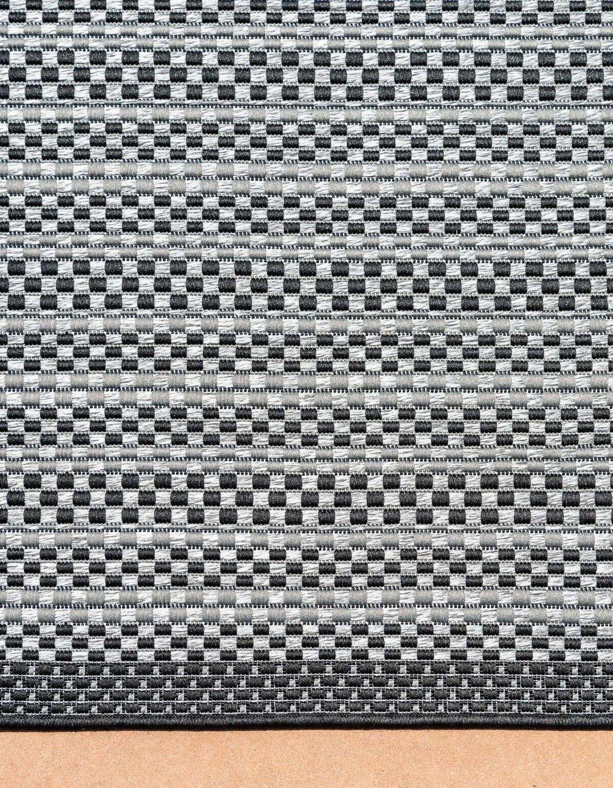 Rechteck Outdoor Teppich Outdoor Border in Grau von Hadorn™ - Lifestyle Image