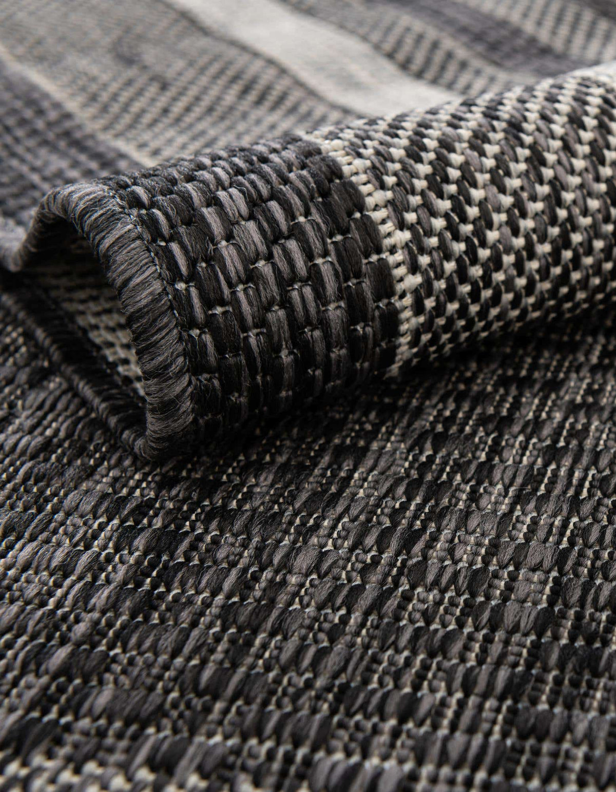 Rechteck Outdoor Teppich Tulum Outdoor Border in Schwarz von Hadorn™ - Lifestyle Image