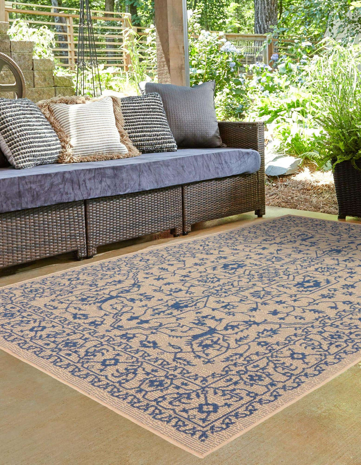 Rechteck Outdoor Teppich Outdoor Botanical in Beige und Blau von Hadorn™ - Lifestyle Image