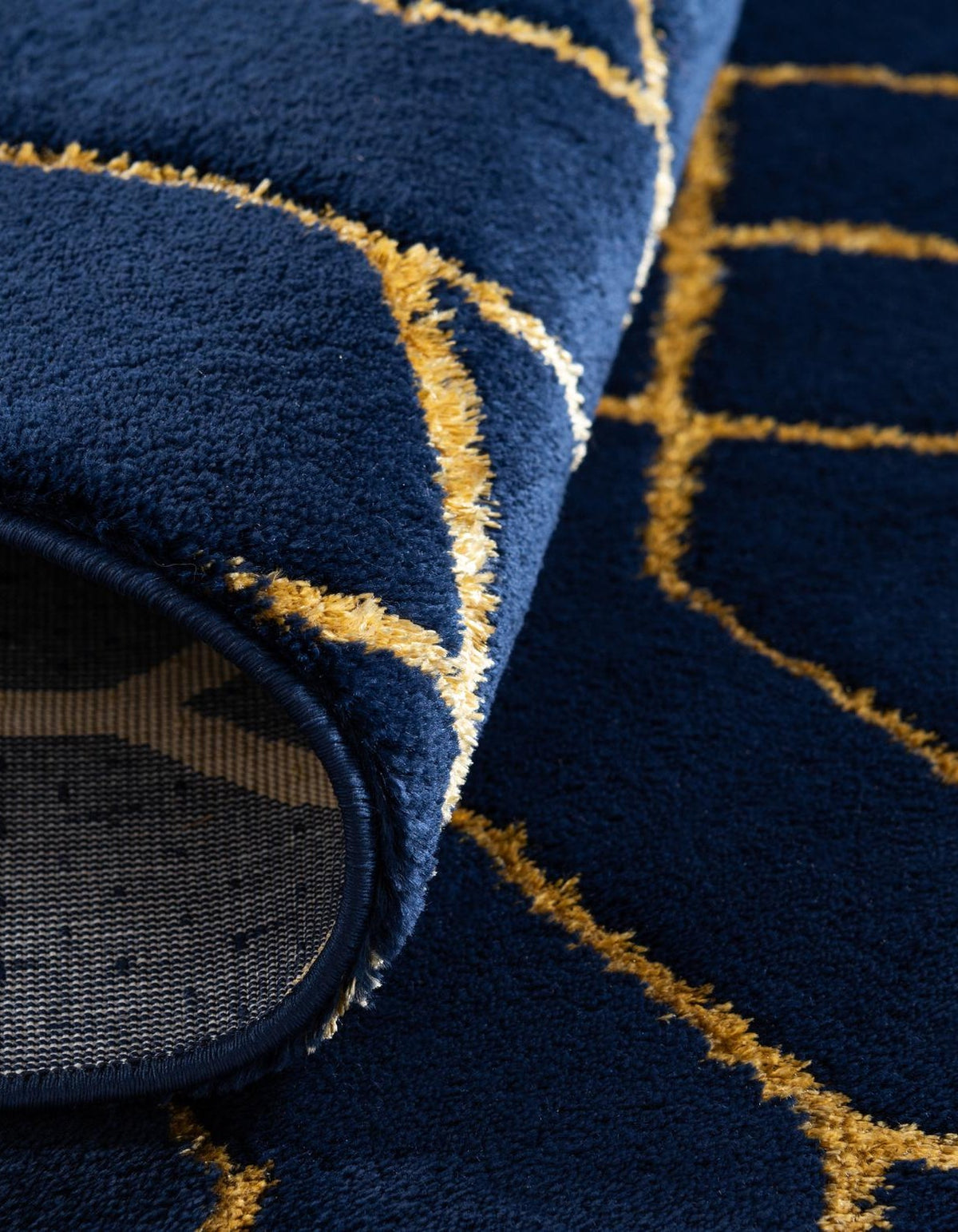 Rechteck Teppich Marilyn Monroe™ Glam Trellis in Marineblaues Gold von Hadorn™ - Lifestyle Image
