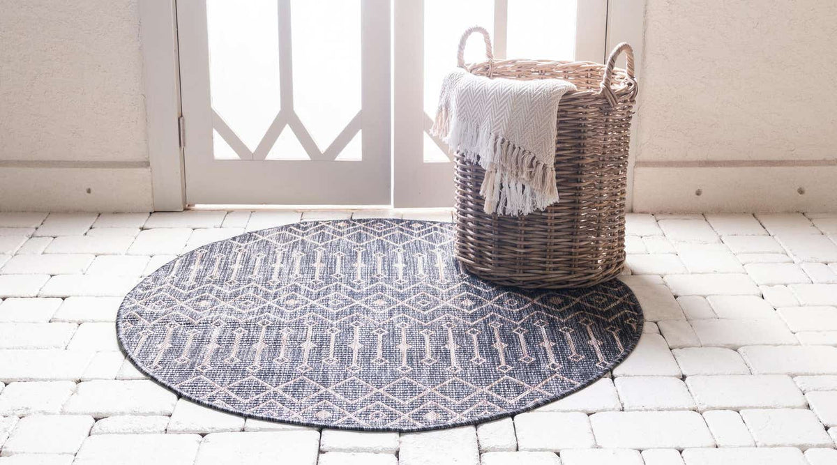 Rund Outdoor Teppich Tulum Outdoor in Anthrazit von Hadorn™ - Lifestyle Image