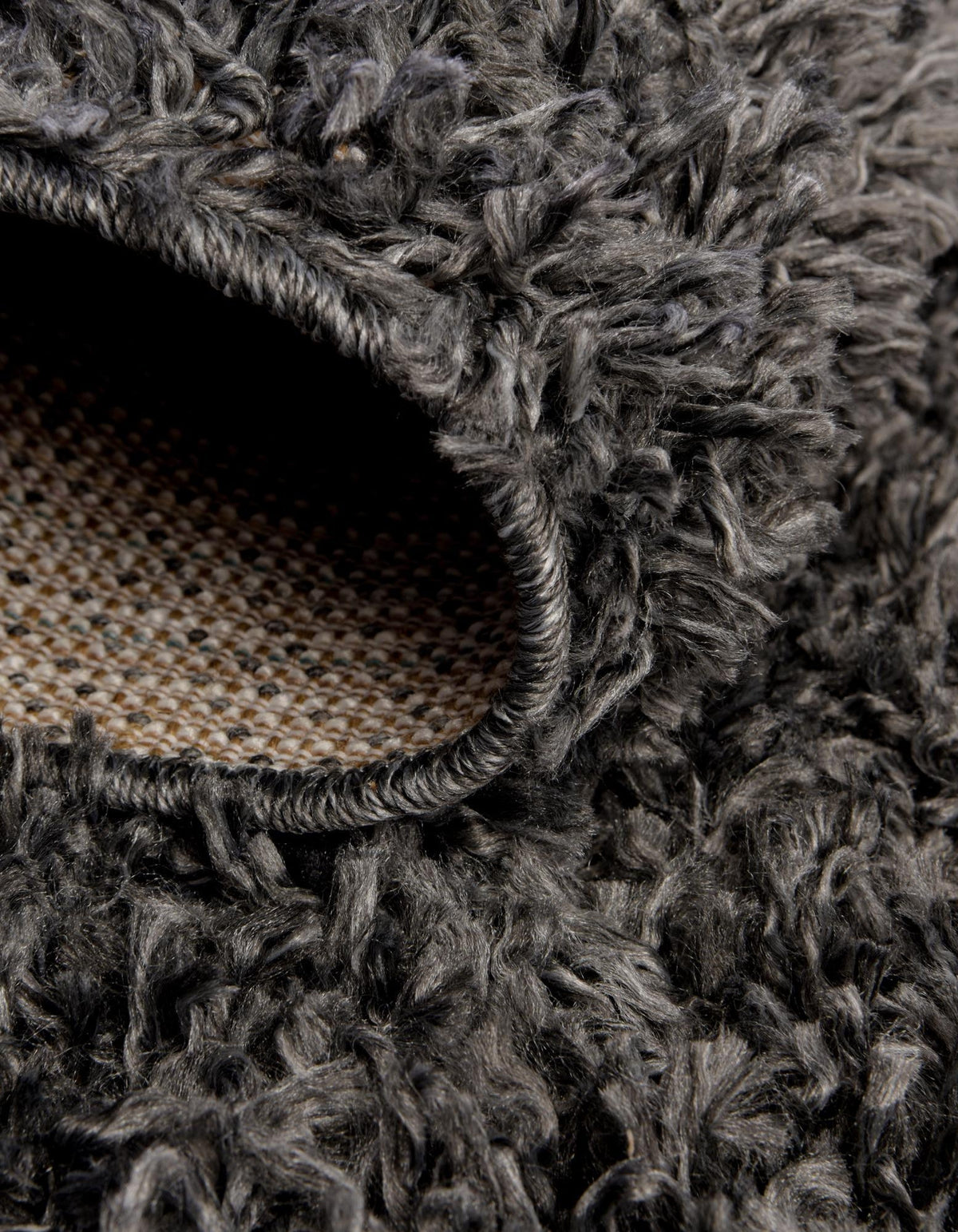 Quadratisch Hochflorteppich Zermatt Shag in Grau von Hadorn™ - Lifestyle Image