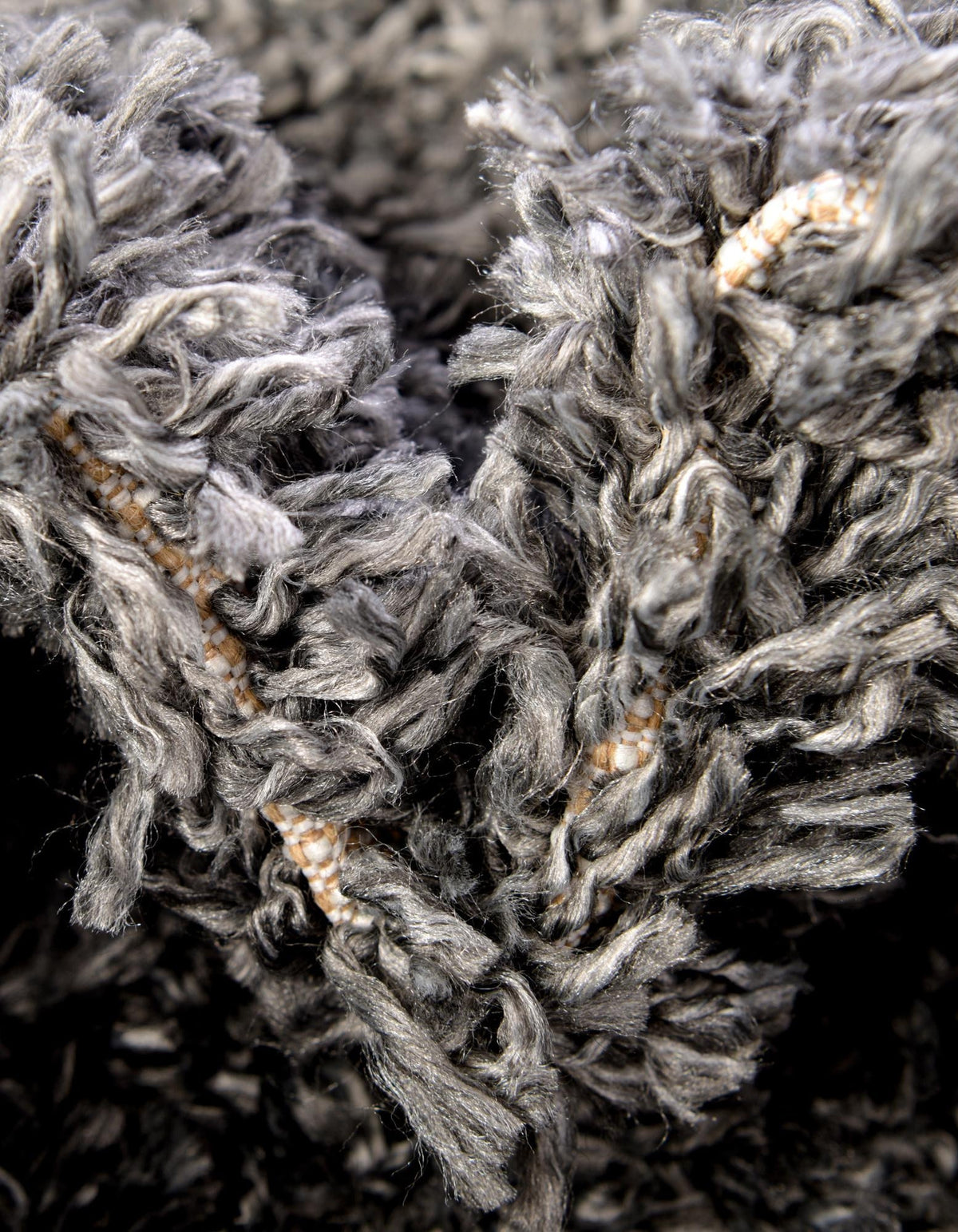 Quadratisch Hochflorteppich Zermatt Shag in Grau von Hadorn™ - Lifestyle Image