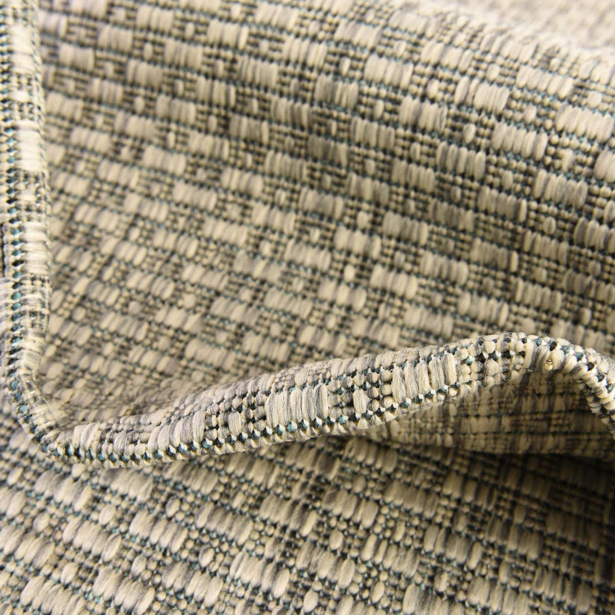 Quadratisch Outdoor Teppich Tulum Outdoor in Hellgrau von Hadorn™ - Lifestyle Image