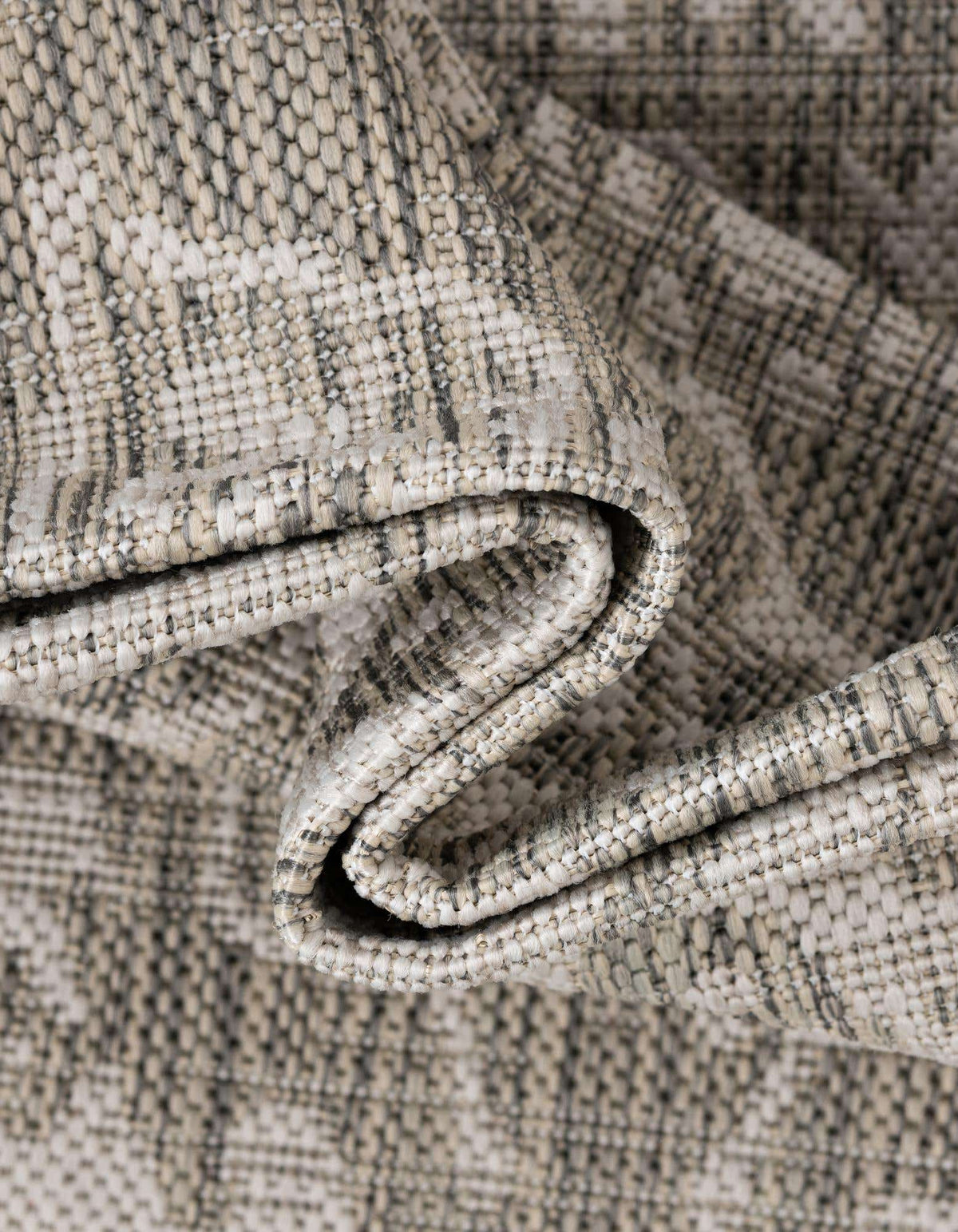Rund Outdoor Teppich Tulum Outdoor in Grau von Hadorn™ - Lifestyle Image