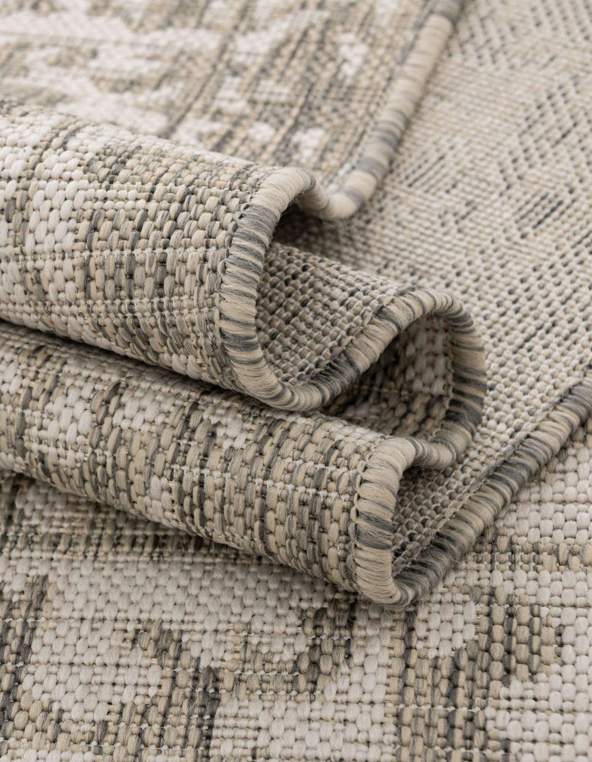 Rund Outdoor Teppich Tulum Outdoor in Grau von Hadorn™ - Lifestyle Image