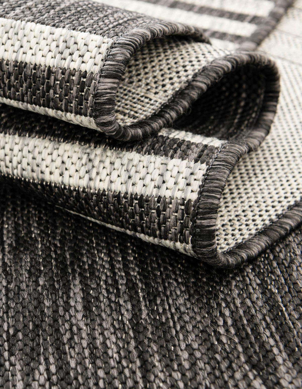 Quadratisch Outdoor Teppich Tulum Outdoor in Holzkohle von Hadorn™ - Lifestyle Image