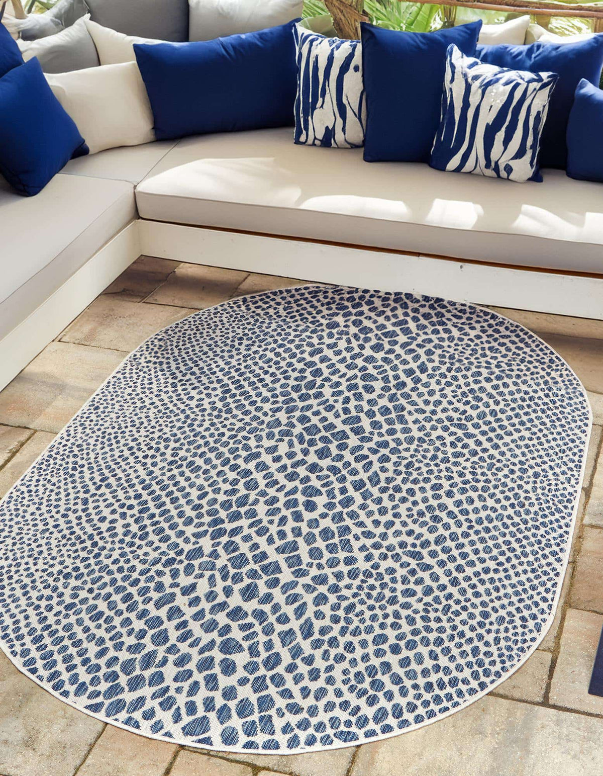 Oval Outdoor Teppich Tulum Outdoor in Blau von Hadorn™ - Lifestyle Image