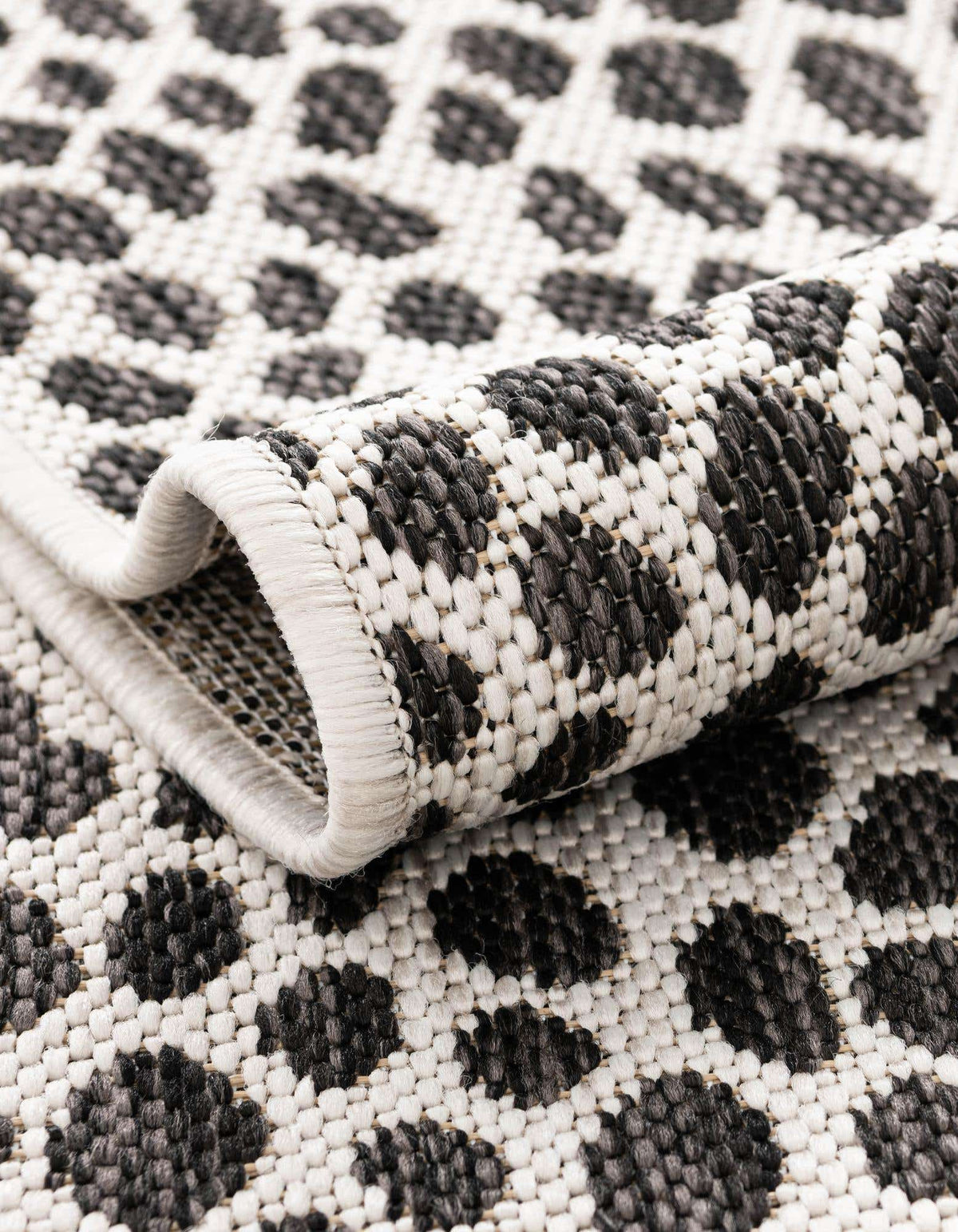 Quadratisch Outdoor Teppich Tulum Outdoor in Schwarz von Hadorn™ - Lifestyle Image