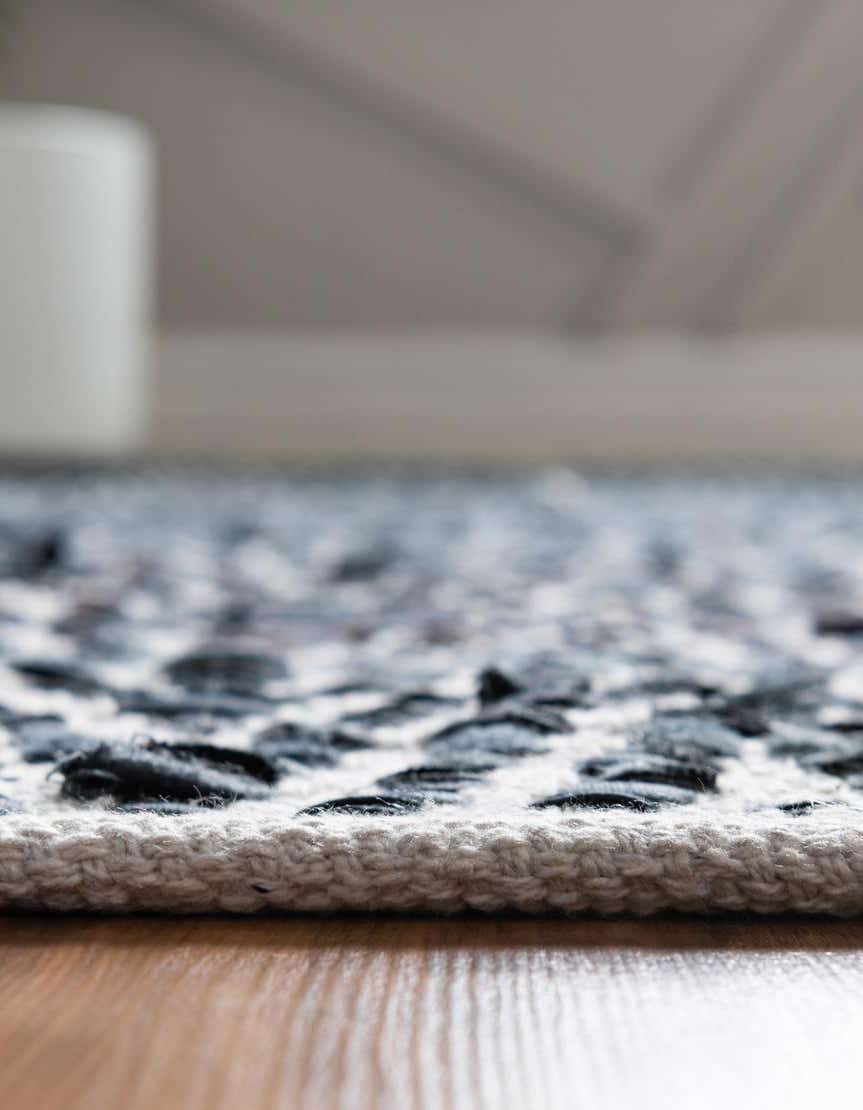 Läufer Handgeflochten Teppich Chindi Chevron in Schwarz und Weiss von Hadorn™ - Lifestyle Image