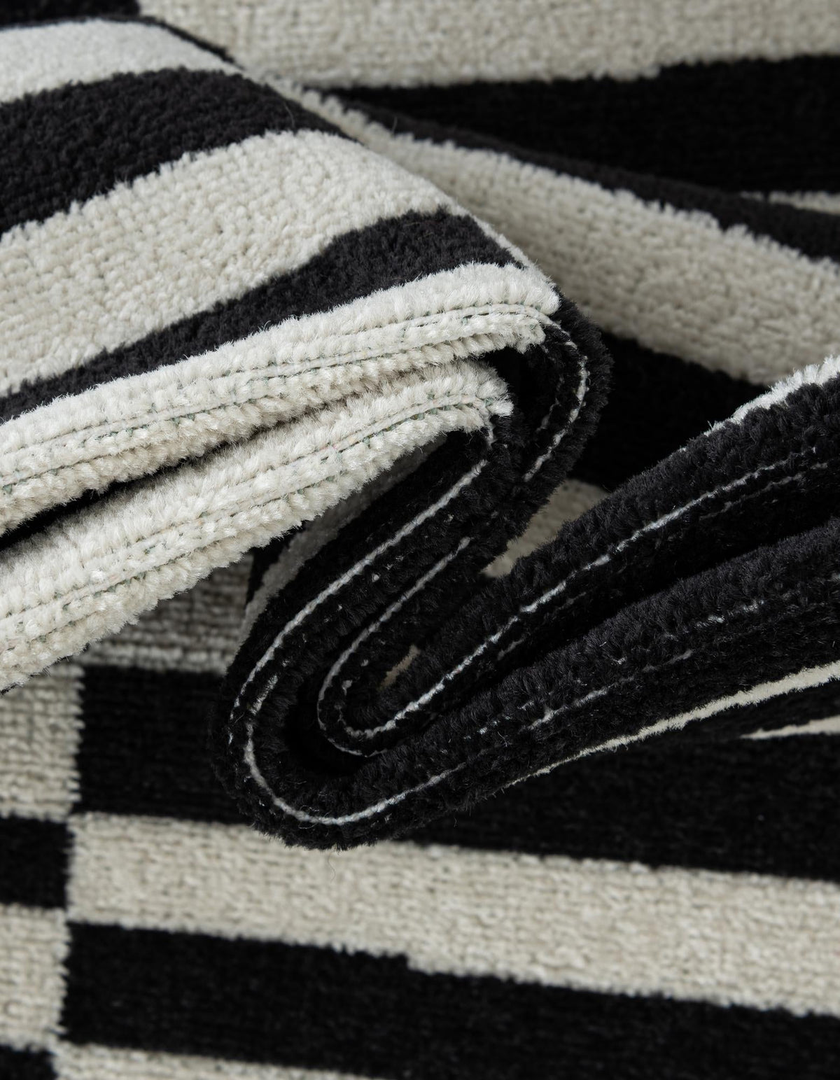 Quadratisch Teppich Tribeca in Schwarz von Hadorn™ - Lifestyle Image
