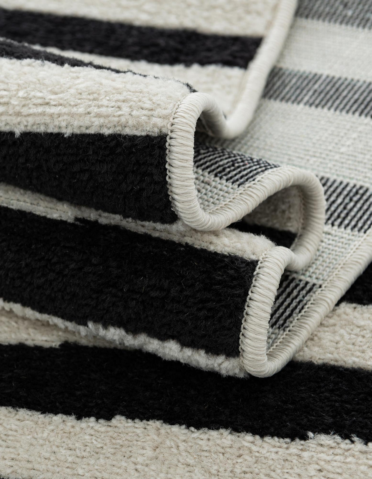Quadratisch Teppich Tribeca in Schwarz von Hadorn™ - Lifestyle Image