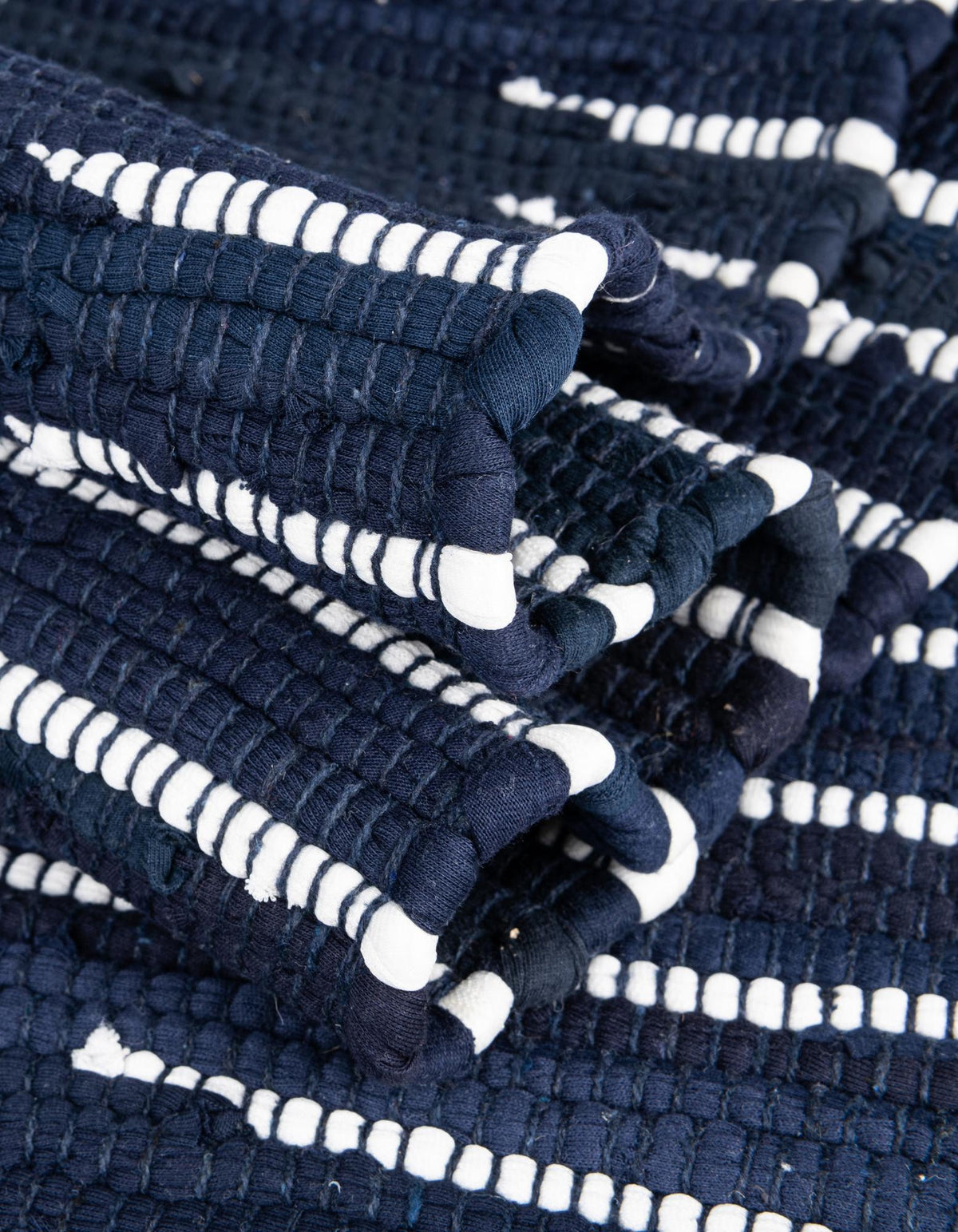 Läufer Handgeflochten Teppich Chindi Cotton in Marineblau von Hadorn™ - Lifestyle Image