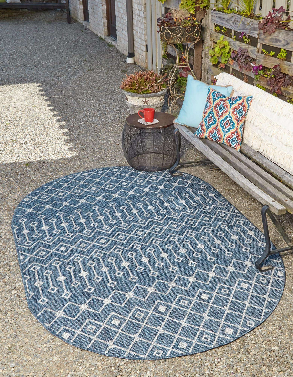 Oval Outdoor Teppich Tulum Outdoor in Blau von Hadorn™ - Lifestyle Image