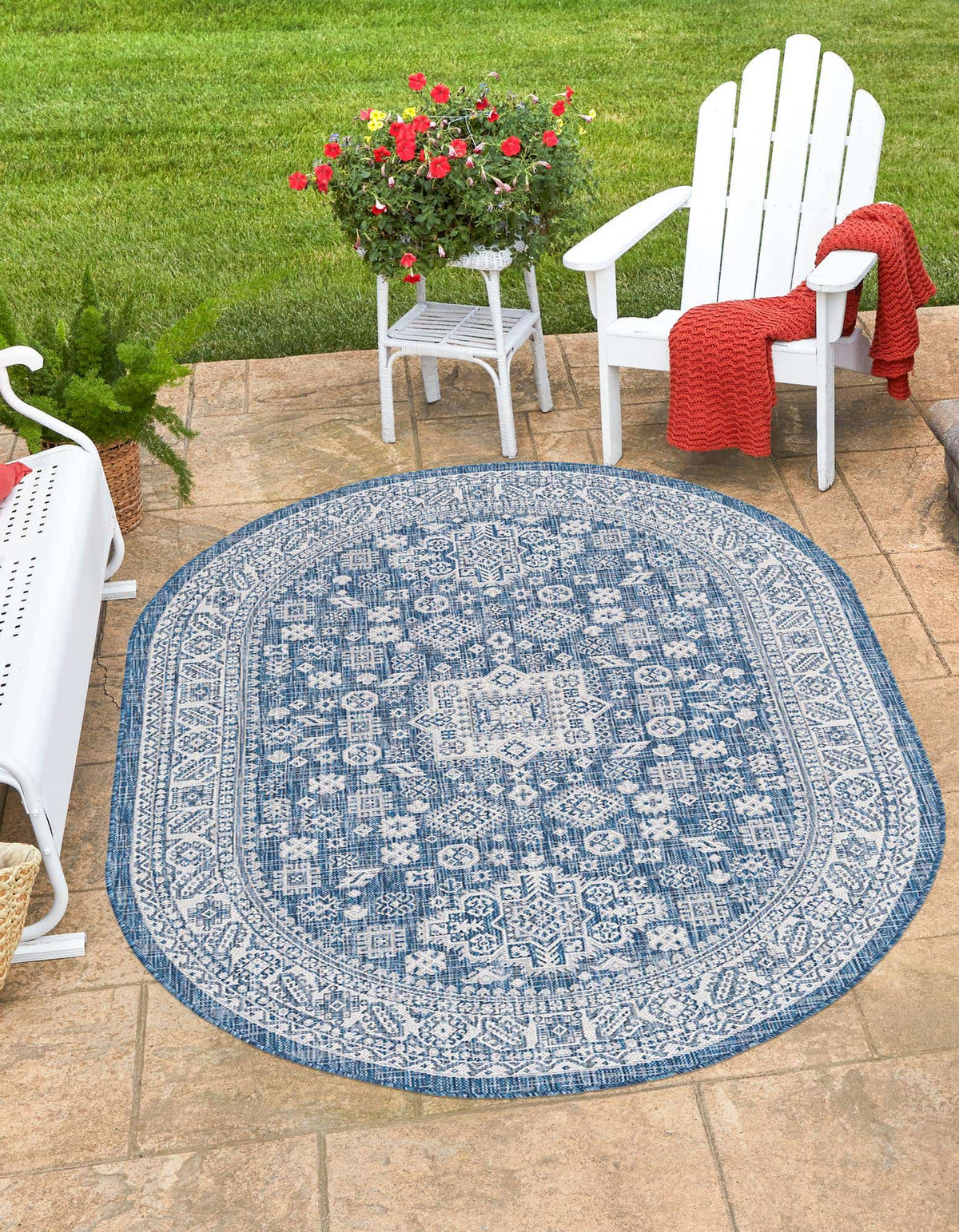 Oval Outdoor Teppich Tulum Outdoor in Blau von Hadorn™ - Lifestyle Image