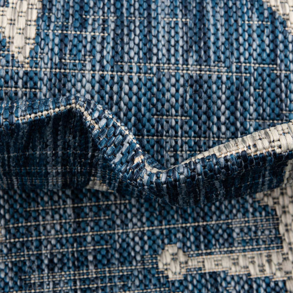 Rund Outdoor Teppich Tulum Outdoor in Blau von Hadorn™ - Lifestyle Image