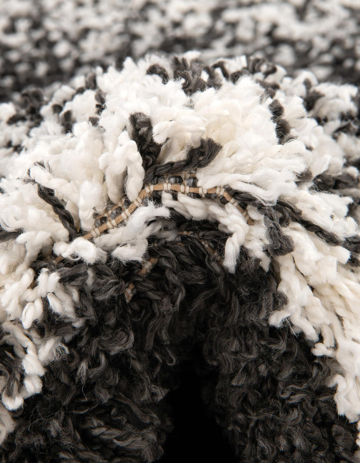 Rund Hochflorteppich Lagom Shag in Schwarz und Weiss von Hadorn™ - Lifestyle Image