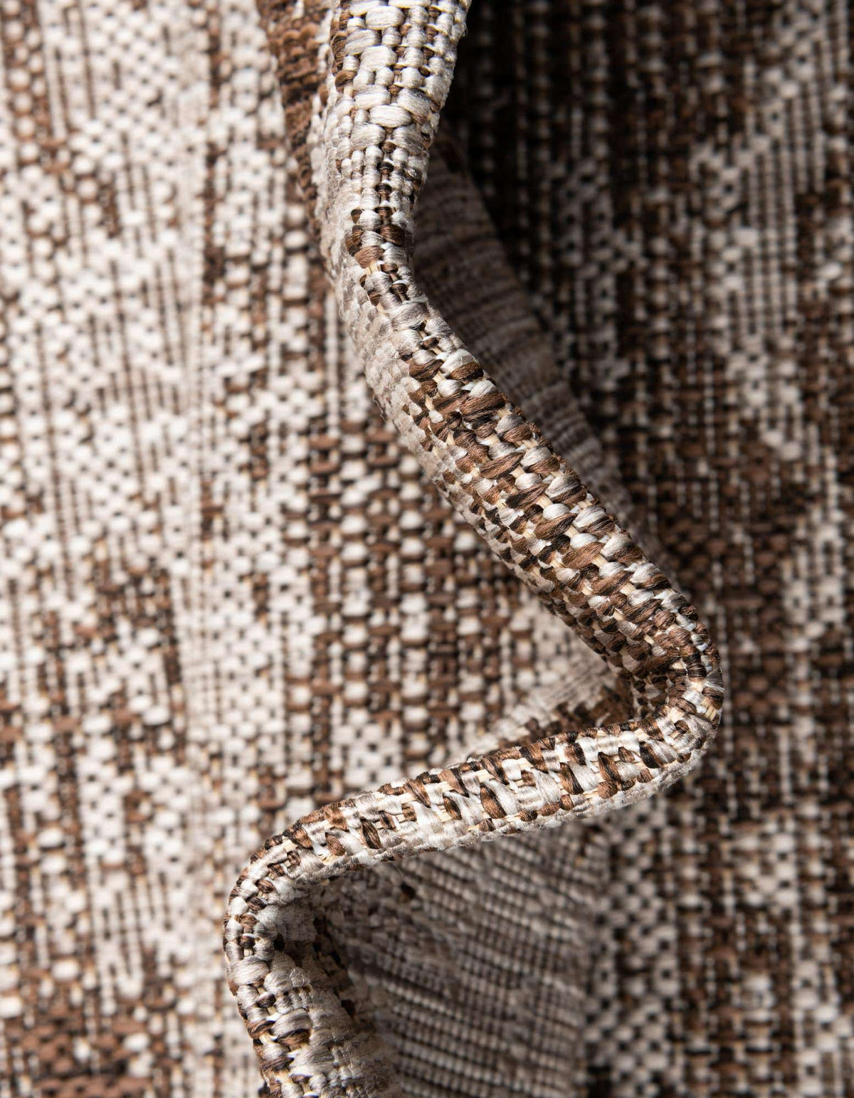 Rund Outdoor Teppich Tulum Outdoor in Braun von Hadorn™ - Lifestyle Image