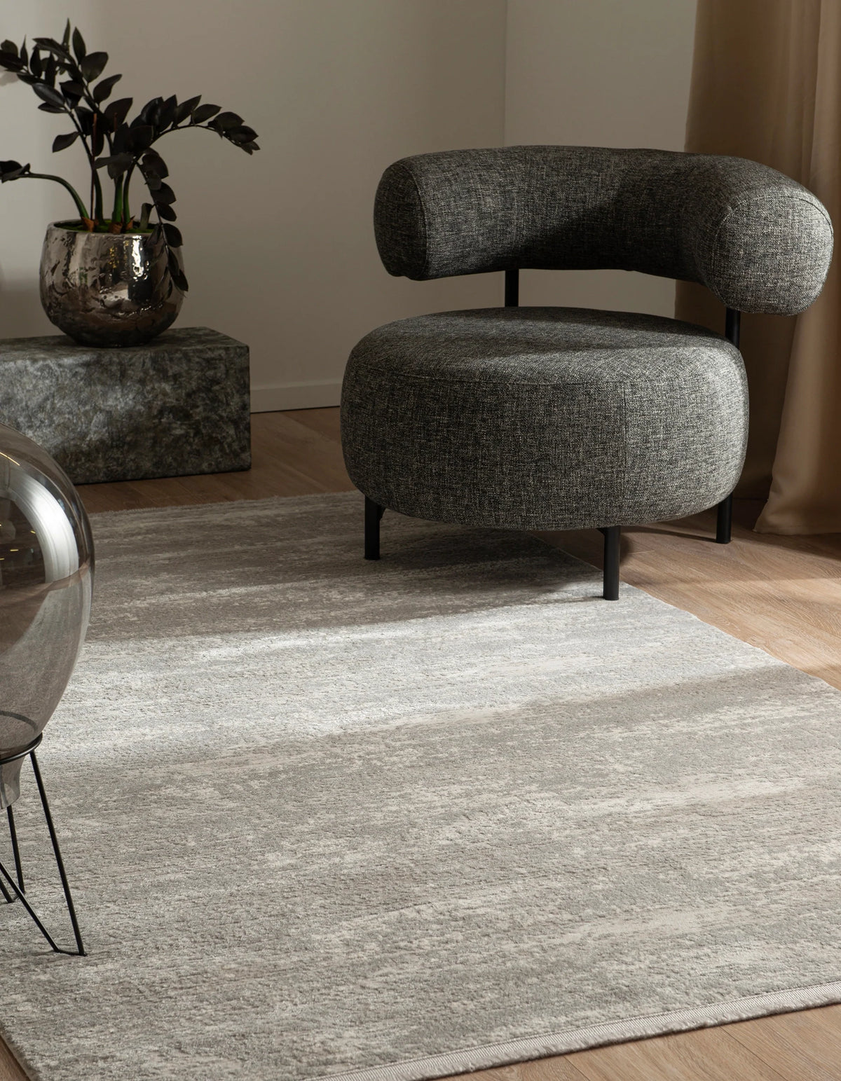 Rechteck Teppich Davos Deep in Grau von Hadorn™ - Lifestyle Image