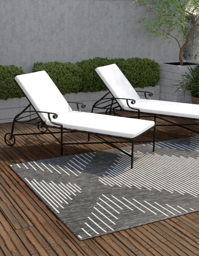 Rechteck Outdoor Teppich Tulum Outdoor Symetry in Anthrazit von Hadorn™ - Lifestyle Image