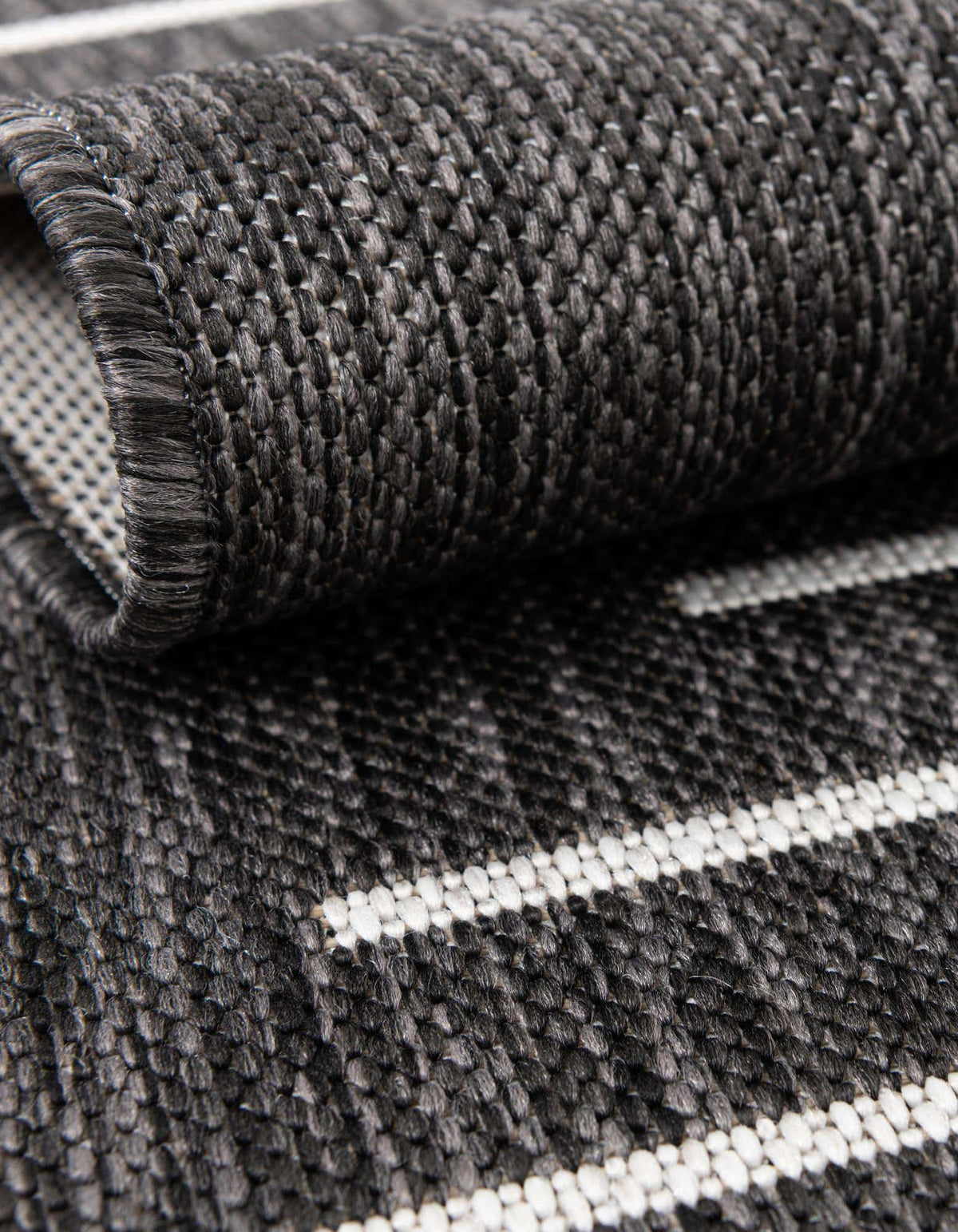 Rechteck Outdoor Teppich Tulum Outdoor Symetry in Anthrazit von Hadorn™ - Lifestyle Image