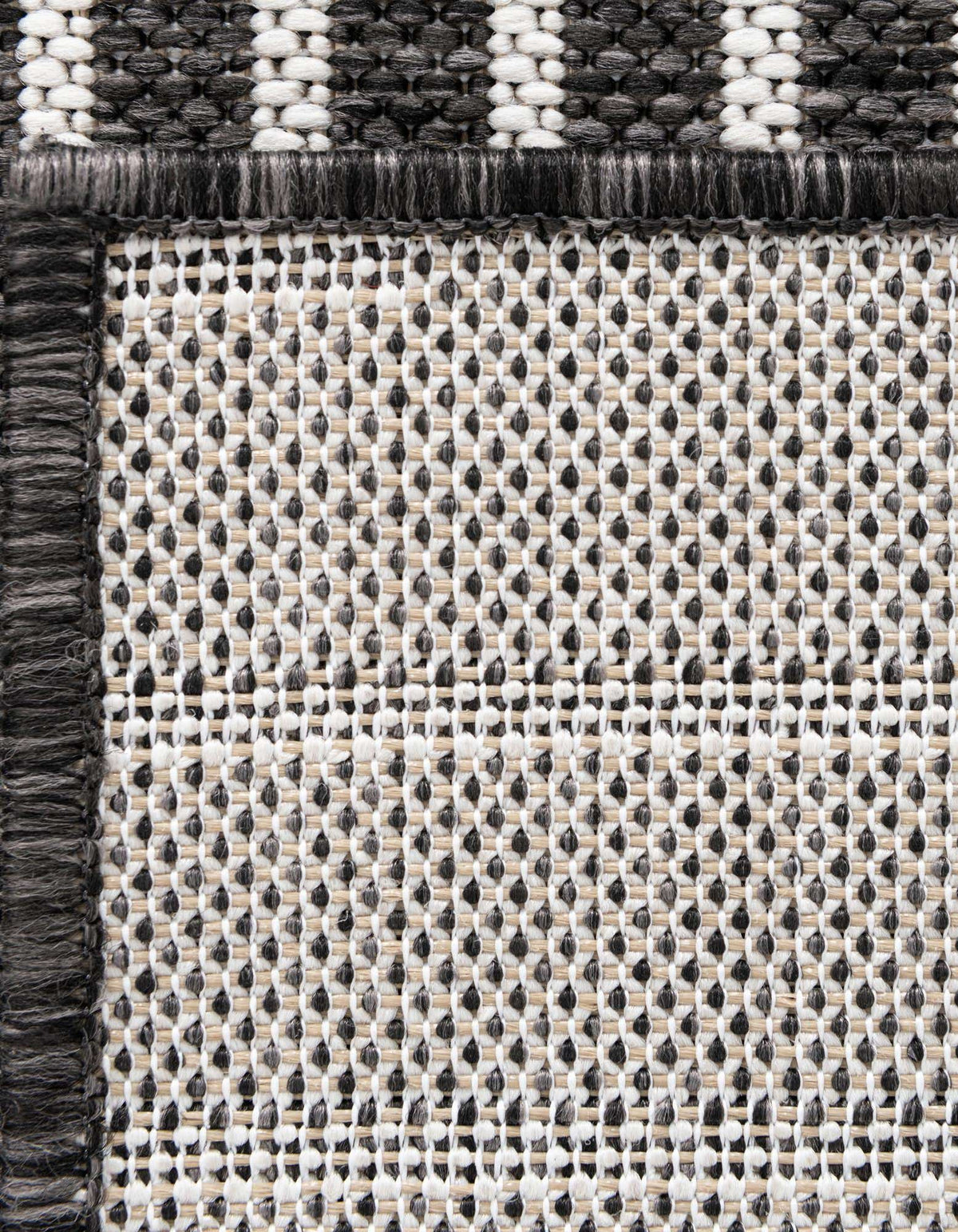 Rechteck Outdoor Teppich Tulum Outdoor Symetry in Anthrazit von Hadorn™ - Lifestyle Image