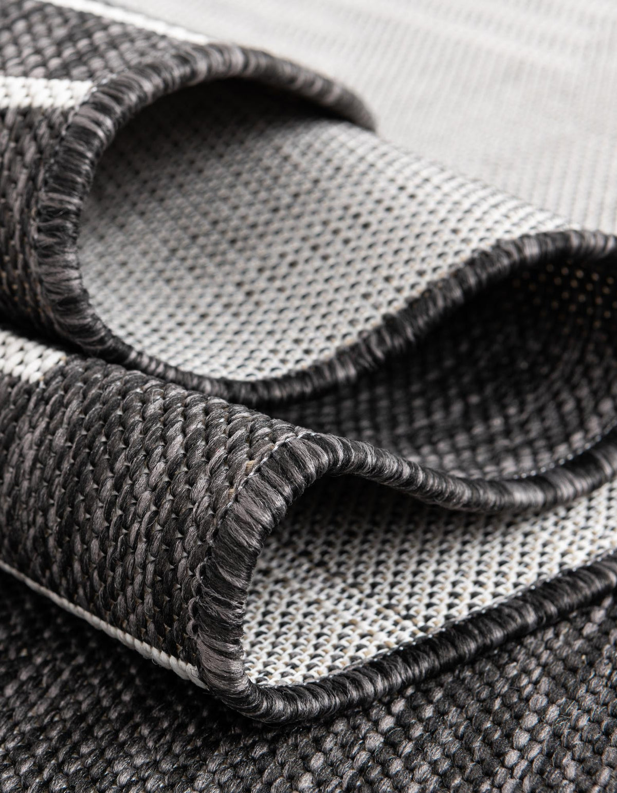 Rechteck Outdoor Teppich Tulum Outdoor Symetry in Anthrazit von Hadorn™ - Lifestyle Image