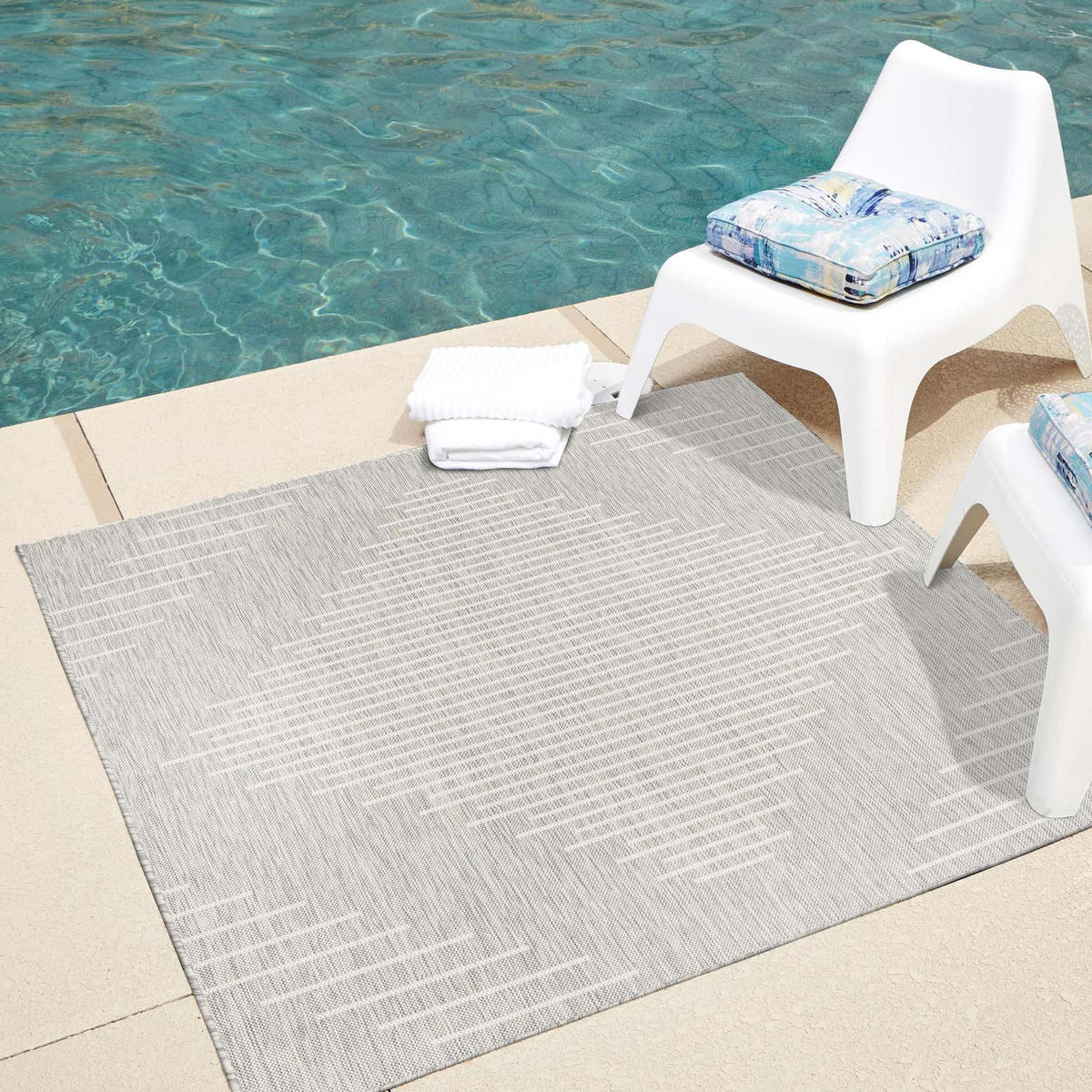 Quadratisch Outdoor Teppich Tulum Outdoor in Grau von Hadorn™ - Lifestyle Image