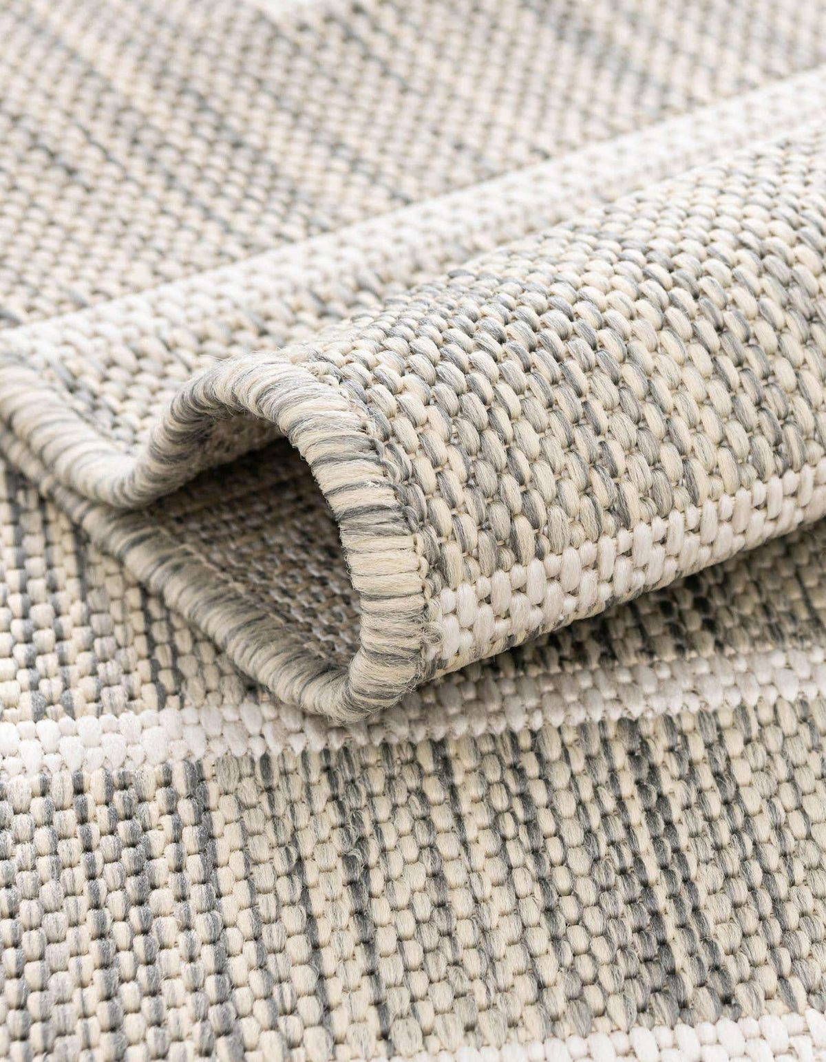 Rund Outdoor Teppich Tulum Outdoor in Grau von Hadorn™ - Lifestyle Image