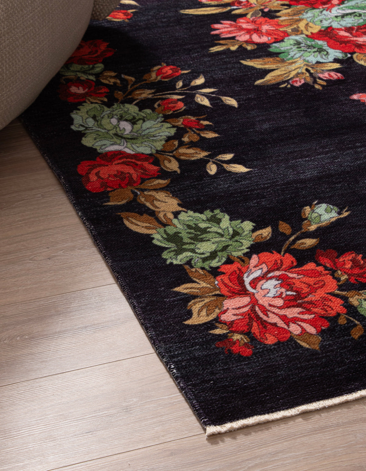 Rechteck Teppich Kriens Floret in Schwarz von Hadorn™ - Lifestyle Image