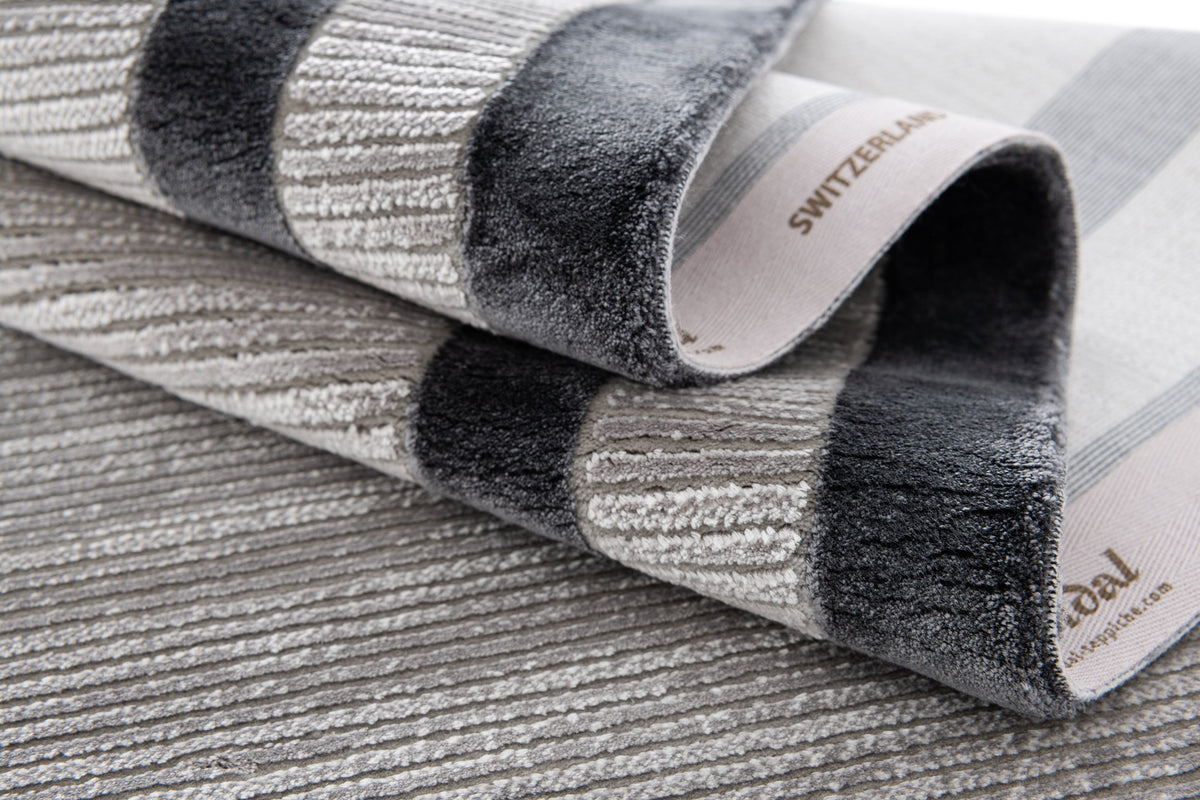 Rund Luxus Teppich Chiasso in Grau von Hadorn™ - Lifestyle Image