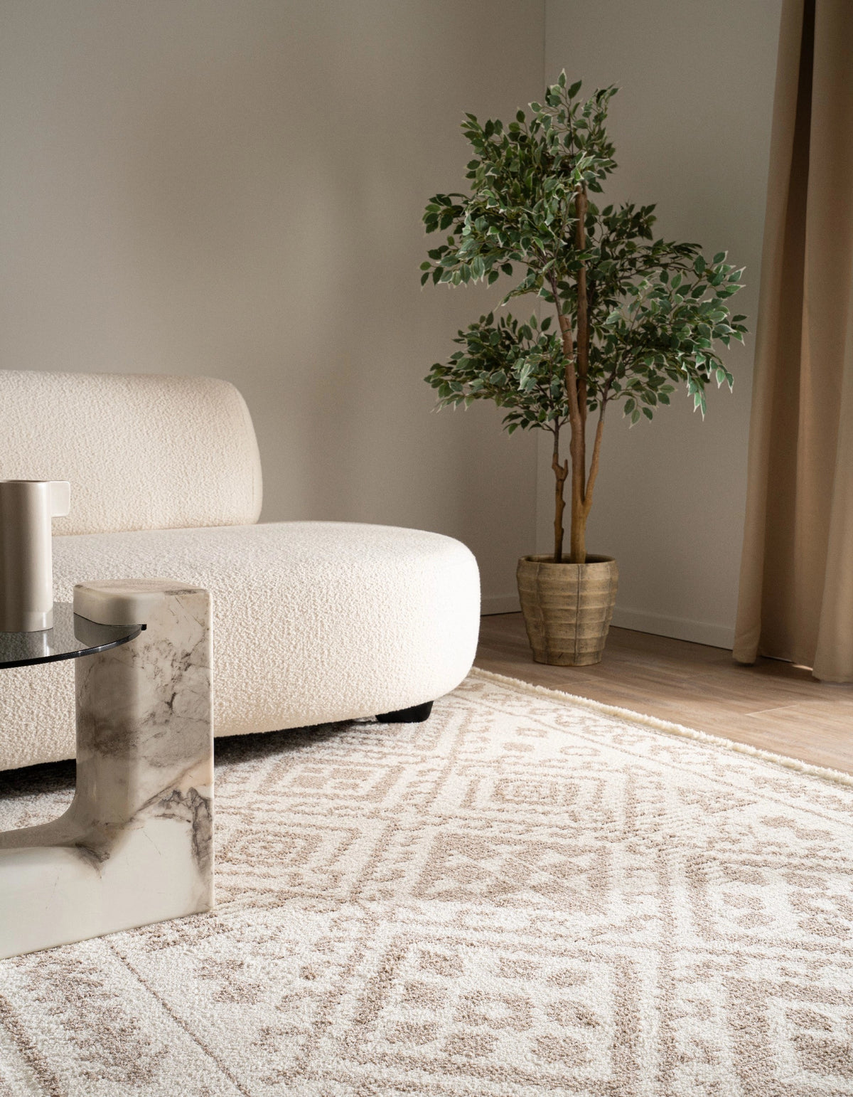 Rechteck Teppich St. Gallen Folklore in Weiss von Hadorn™ - Lifestyle Image