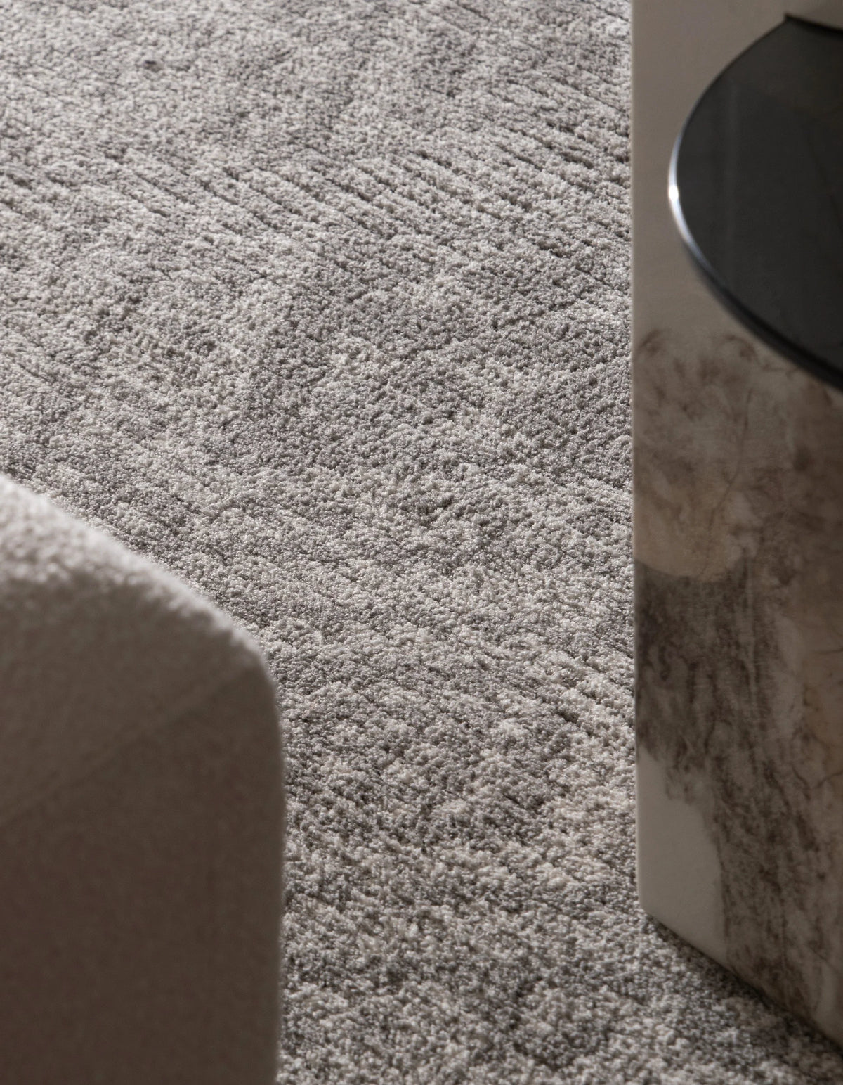 Rechteck Teppich St. Gallen Folklore in Grau von Hadorn™ - Lifestyle Image