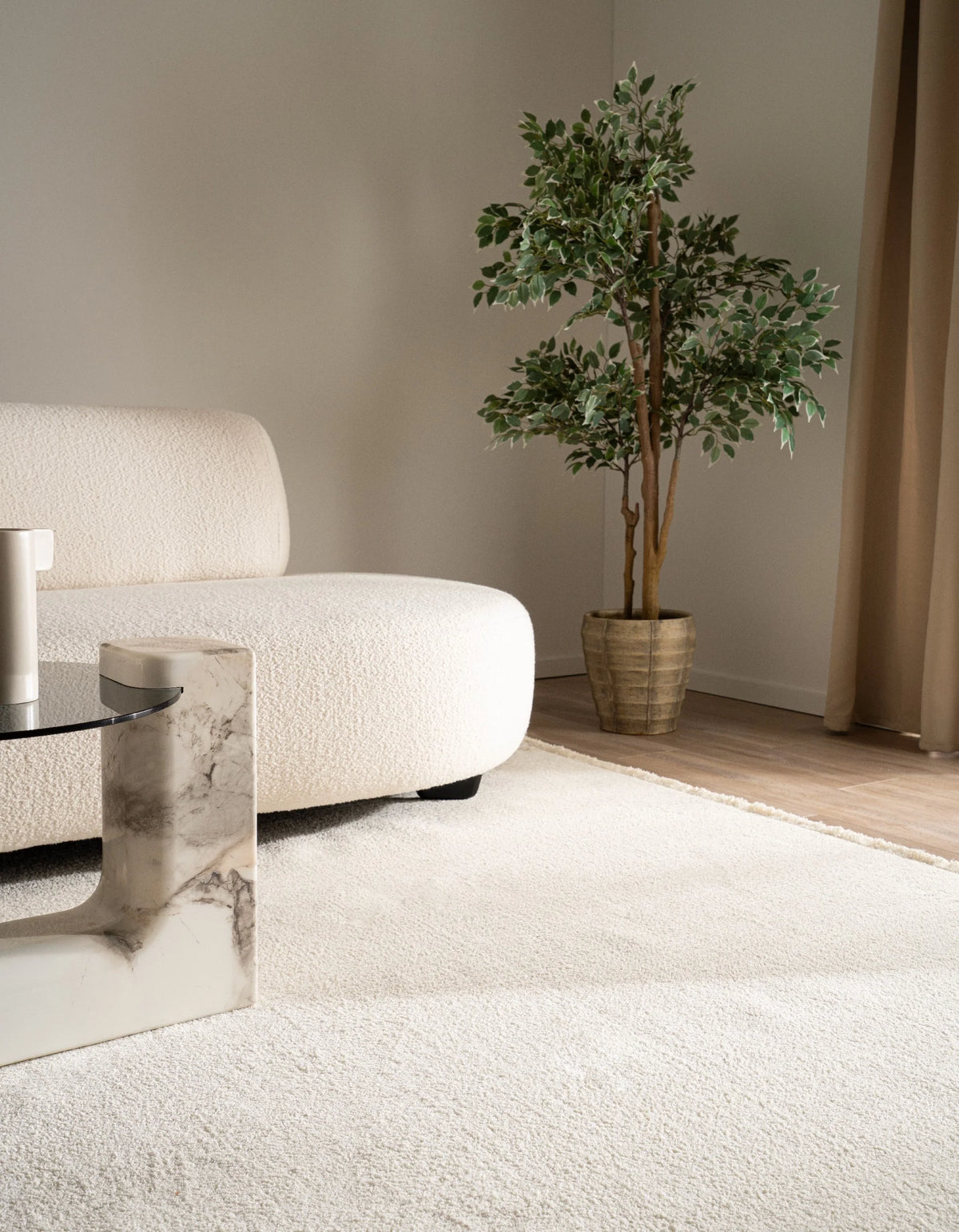 Rechteck Teppich St. Gallen Folklore in Weiss von Hadorn™ - Lifestyle Image