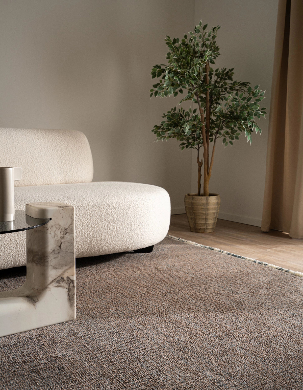 Rechteck Teppich St. Gallen Solid in Grau von Hadorn™ - Lifestyle Image