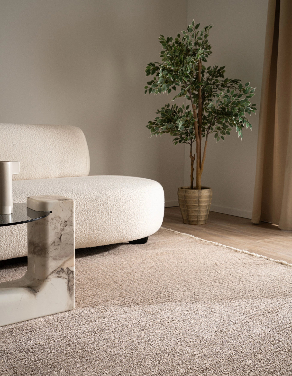 Rechteck Teppich St. Gallen Solid in Braun von Hadorn™ - Lifestyle Image