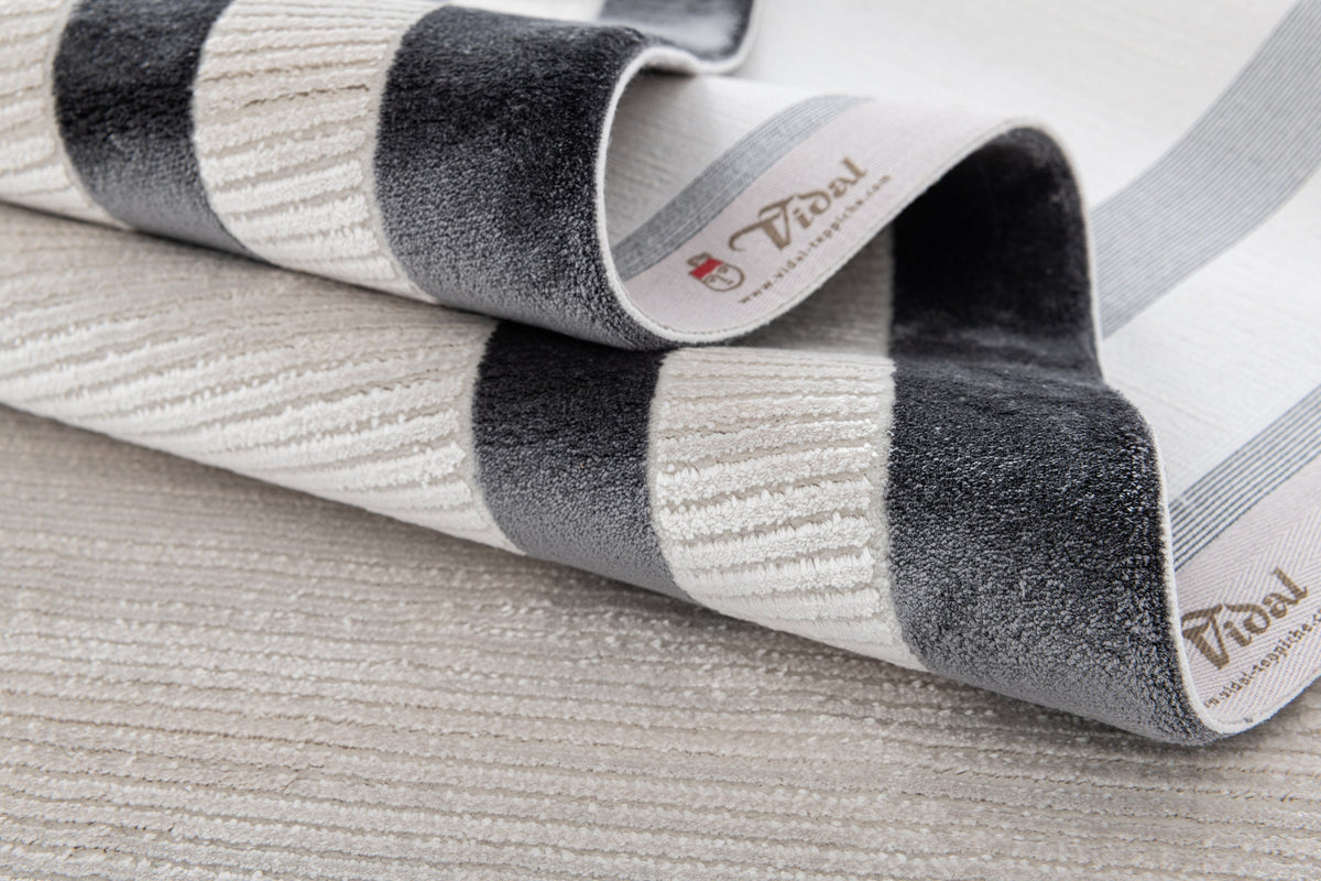 Rechteck Luxus Teppich Chiasso in Hellgrau von Hadorn™ - Lifestyle Image