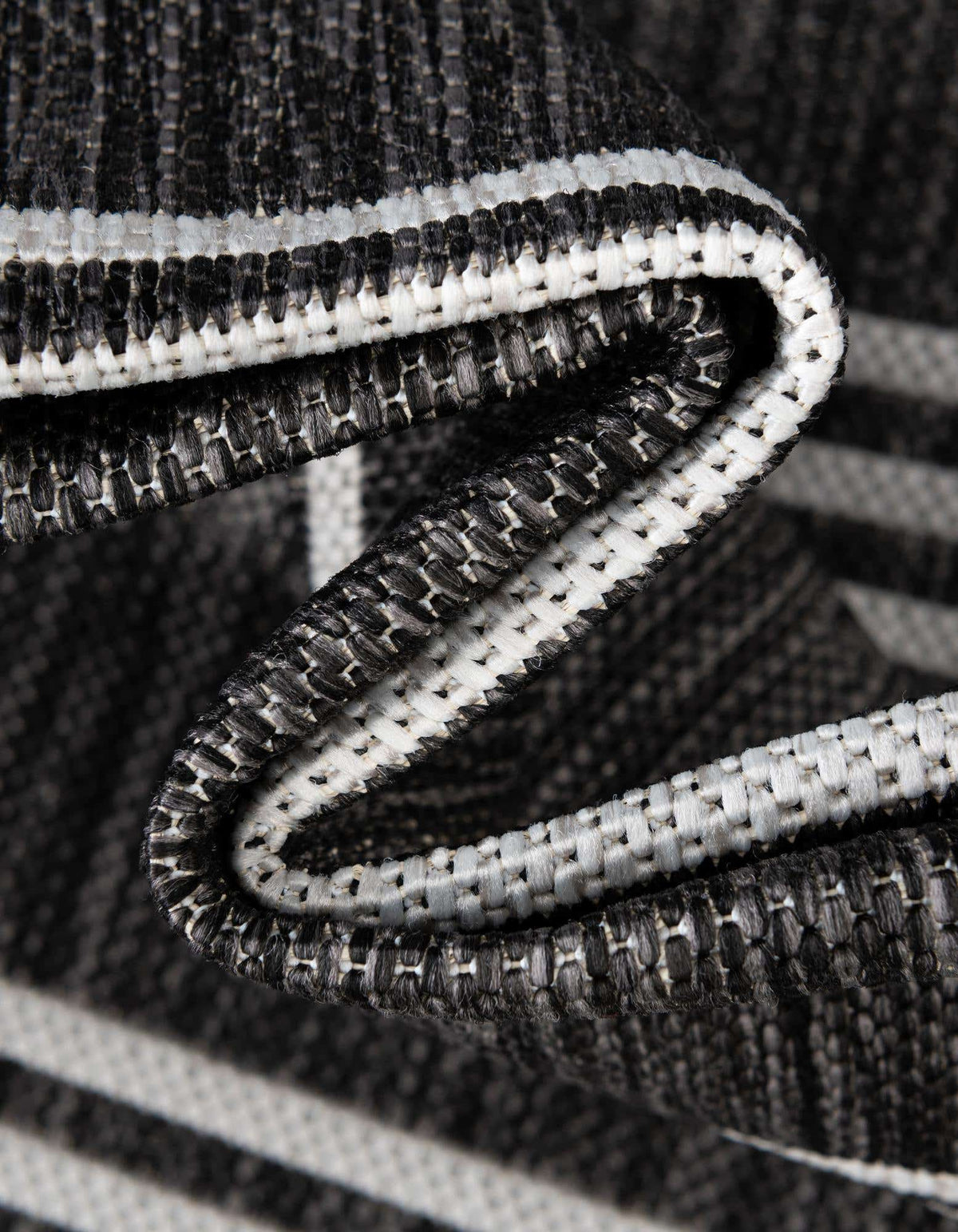 Rund Outdoor Teppich Tulum Outdoor in Schwarz und Weiss von Hadorn™ - Lifestyle Image