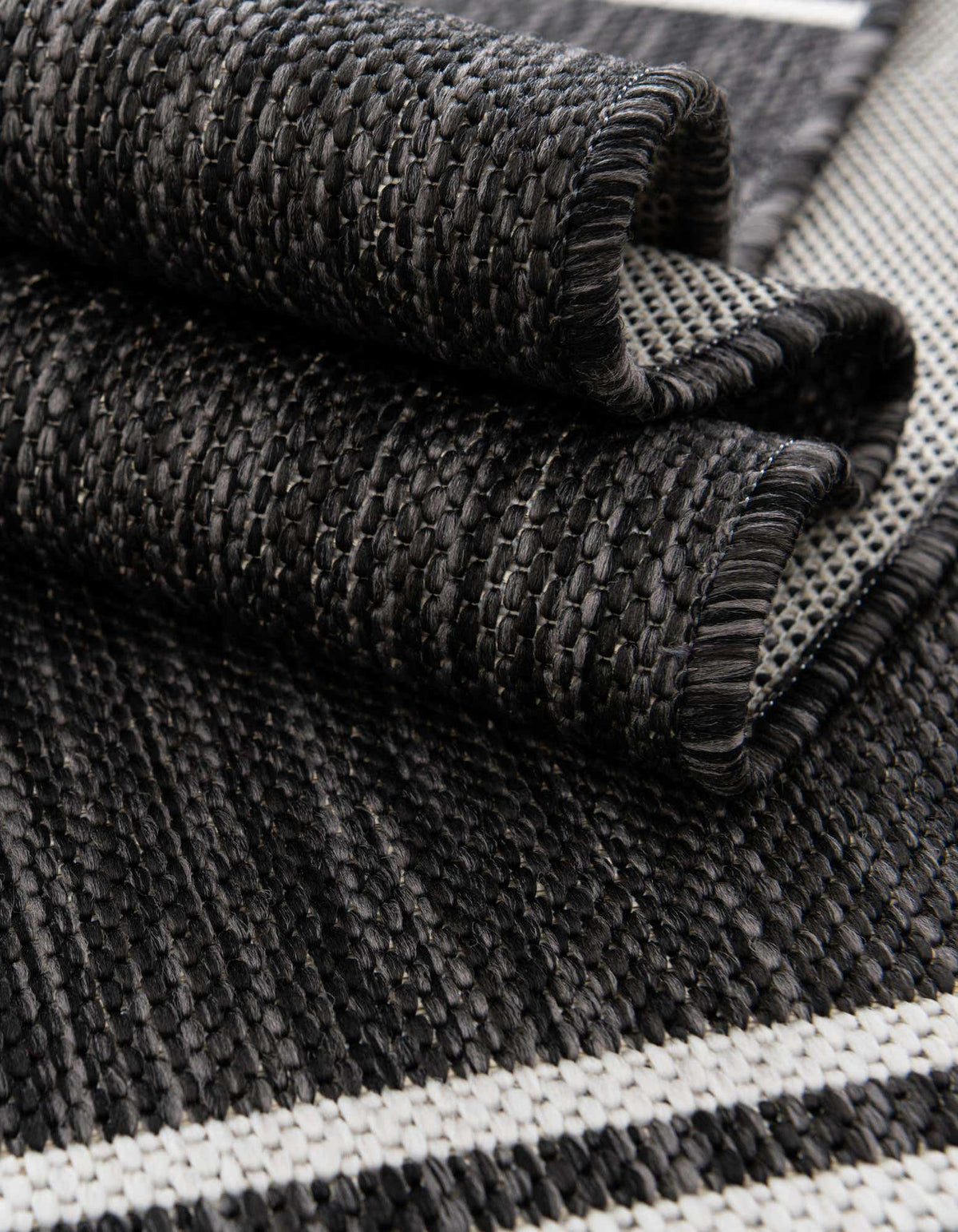 Rund Outdoor Teppich Tulum Outdoor in Schwarz und Weiss von Hadorn™ - Lifestyle Image