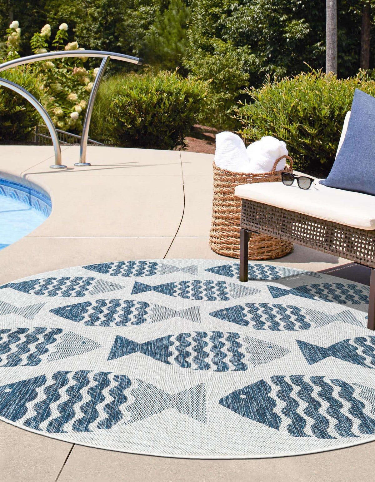 Rund Outdoor Teppich Tulum Outdoor in Marineblau von Hadorn™ - Lifestyle Image