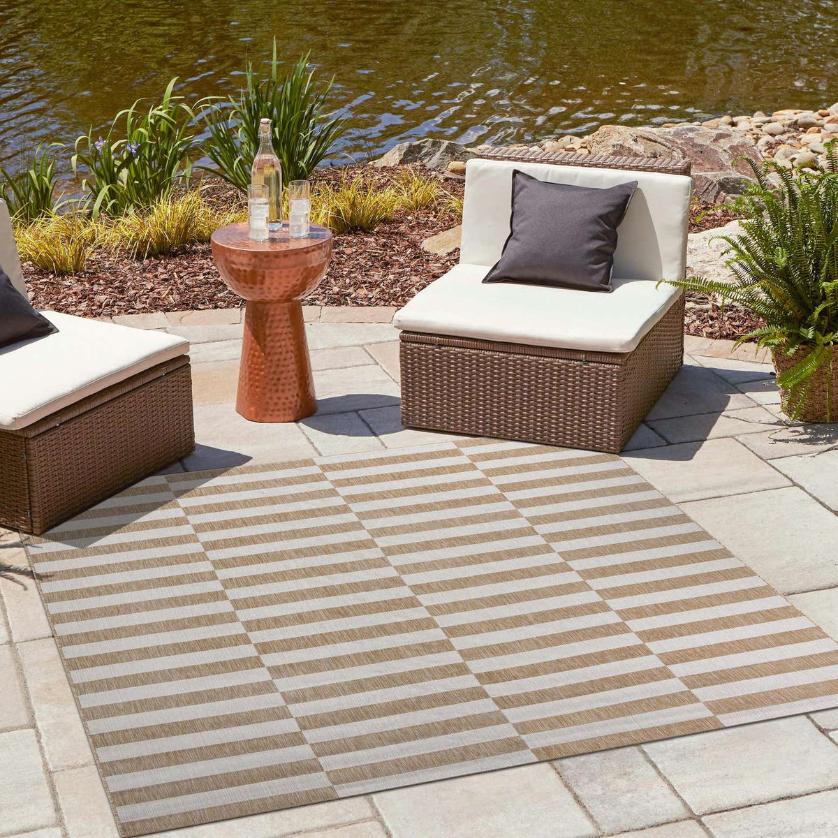 Quadratisch Outdoor Teppich Tulum Outdoor in Taupe von Hadorn™ - Lifestyle Image