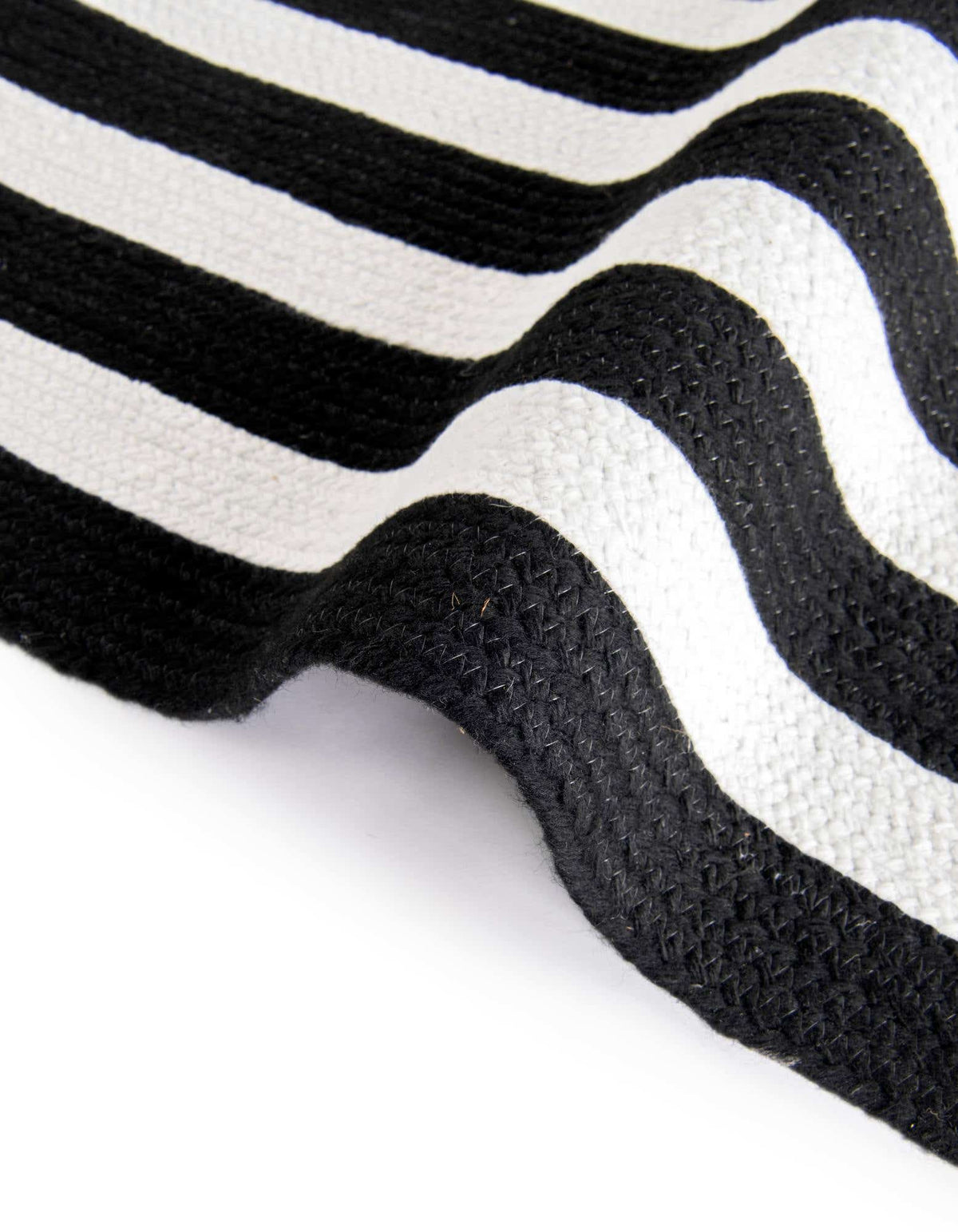 Rund Handgeflochten Teppich Eco Verse Indoor Outdoor Washable in Schwarz und Weiss von Hadorn™ - Lifestyle Image