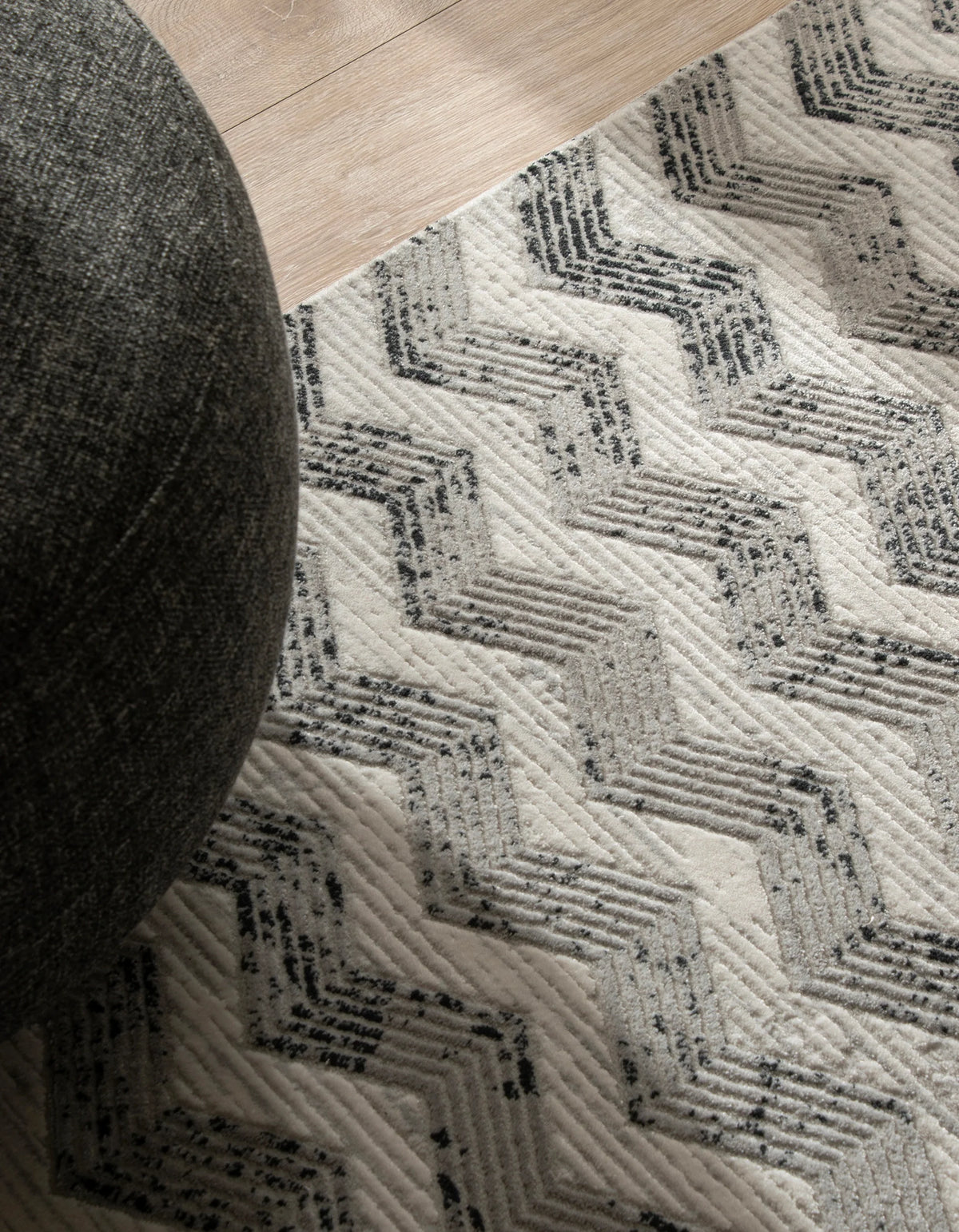 Rund Teppich Davos Grecian in Grau von Hadorn™ - Lifestyle Image