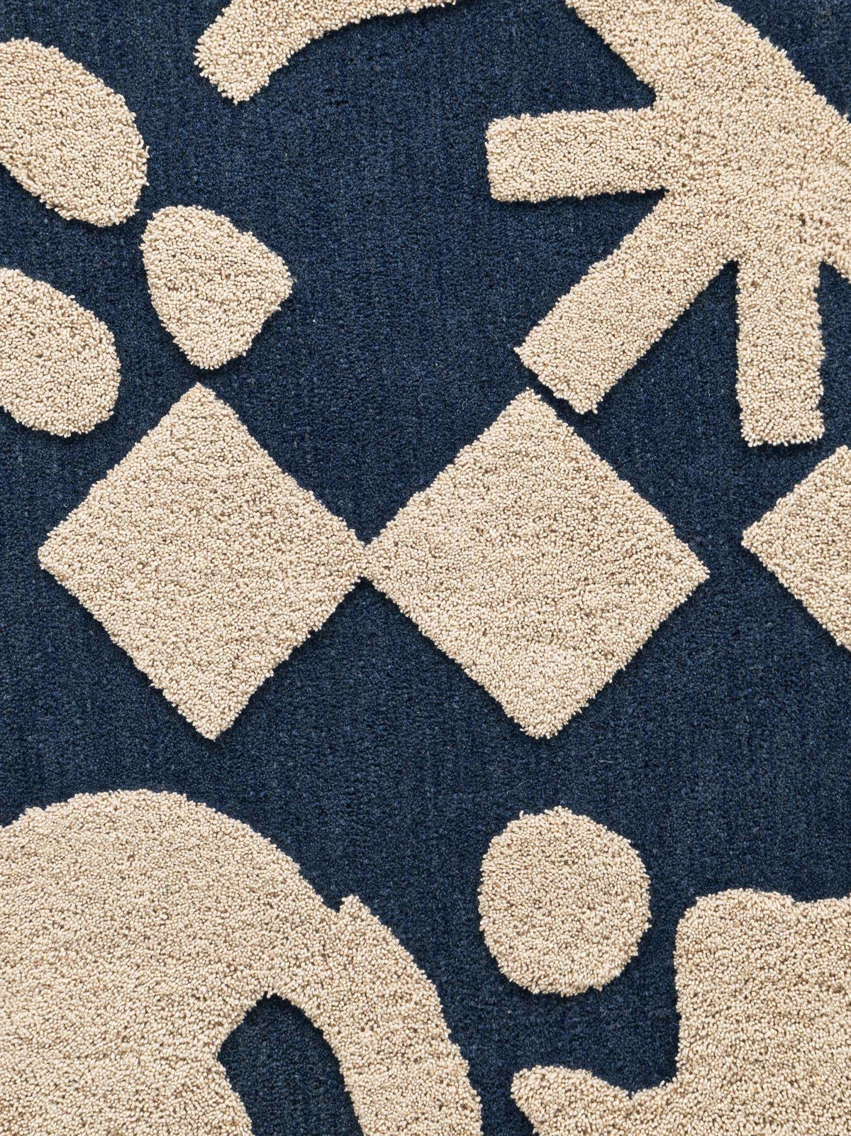 Rechteck Teppich AI Handgetuftet in Marineblau und Elfenbein von Hadorn™ - Lifestyle Image