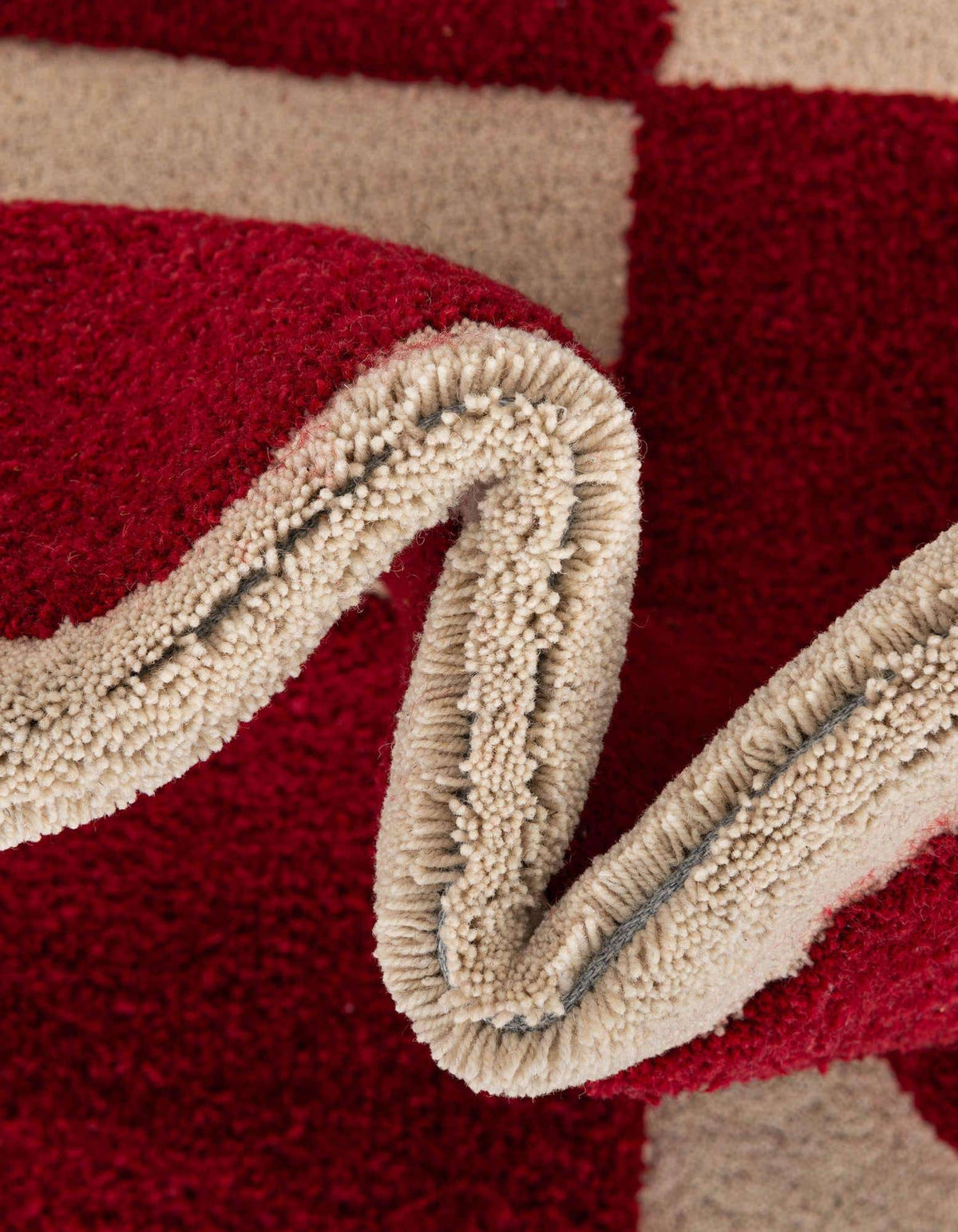 Rechteck Teppich AI Handgetuftet in Elfenbein und Rot von Hadorn™ - Lifestyle Image