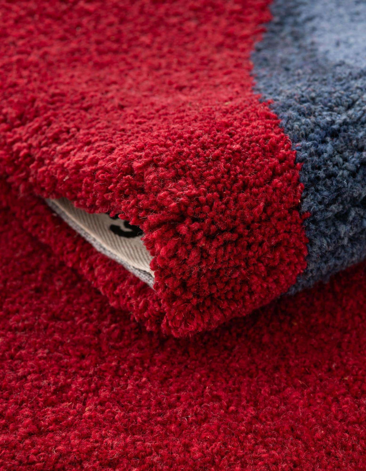 Rechteck Teppich AI Handgetuftet in Blau und Rot von Hadorn™ - Lifestyle Image