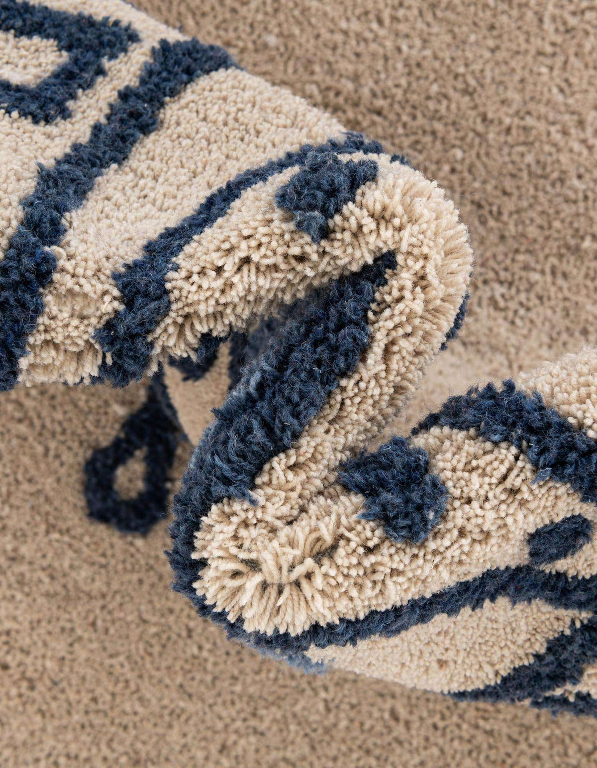Rechteck Teppich AI Handgetuftet in Elfenbein von Hadorn™ - Lifestyle Image